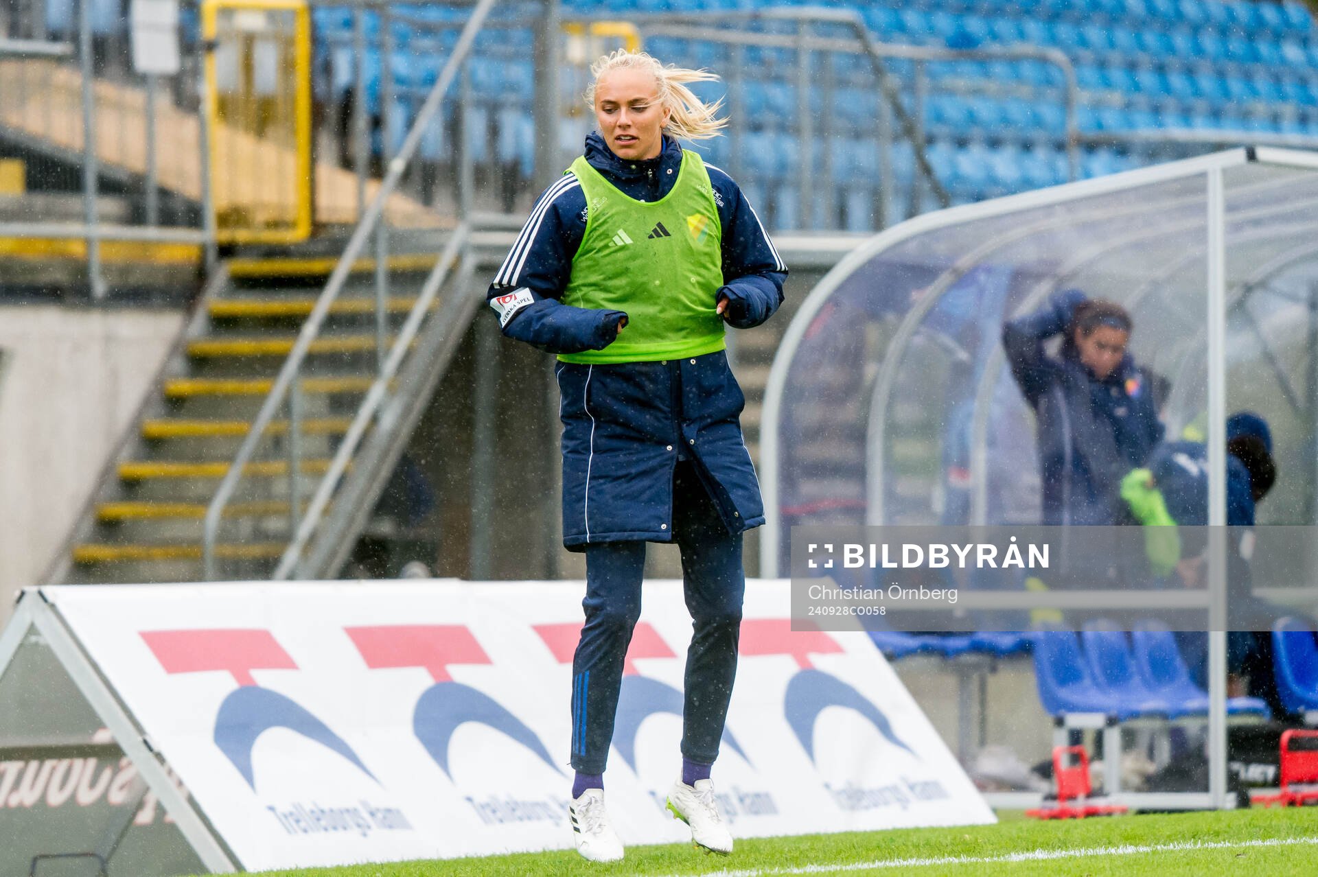 Djurgårdens Sara Lilja Vidlund värmer upp under fotbollsmatchen i Damallsvenskan mellan Trelleborg och Djurgården den 28 september 2024 i Trelleborg.