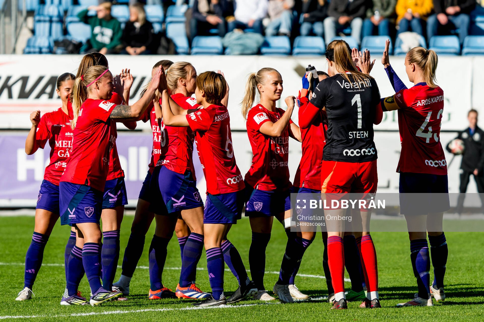 Djurgårdens spelare jublar inför fotbollsmatchen i Damallsvenskan mellan Trelleborg och Djurgården den 28 september 2024 i Trelleborg.
