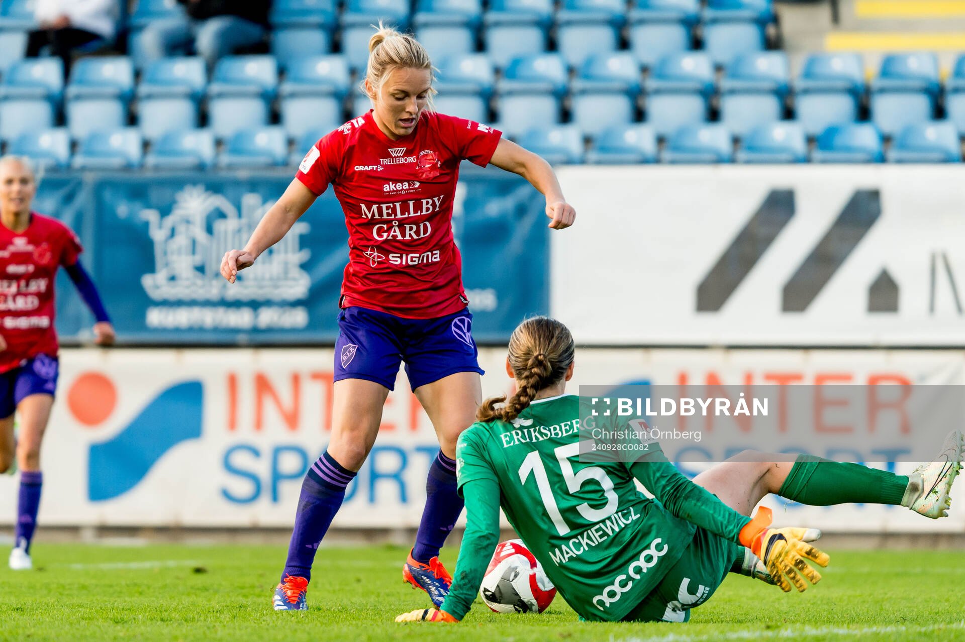 Djurgårdens Mimmi Larsson och Trelleborgs målvakt Halle