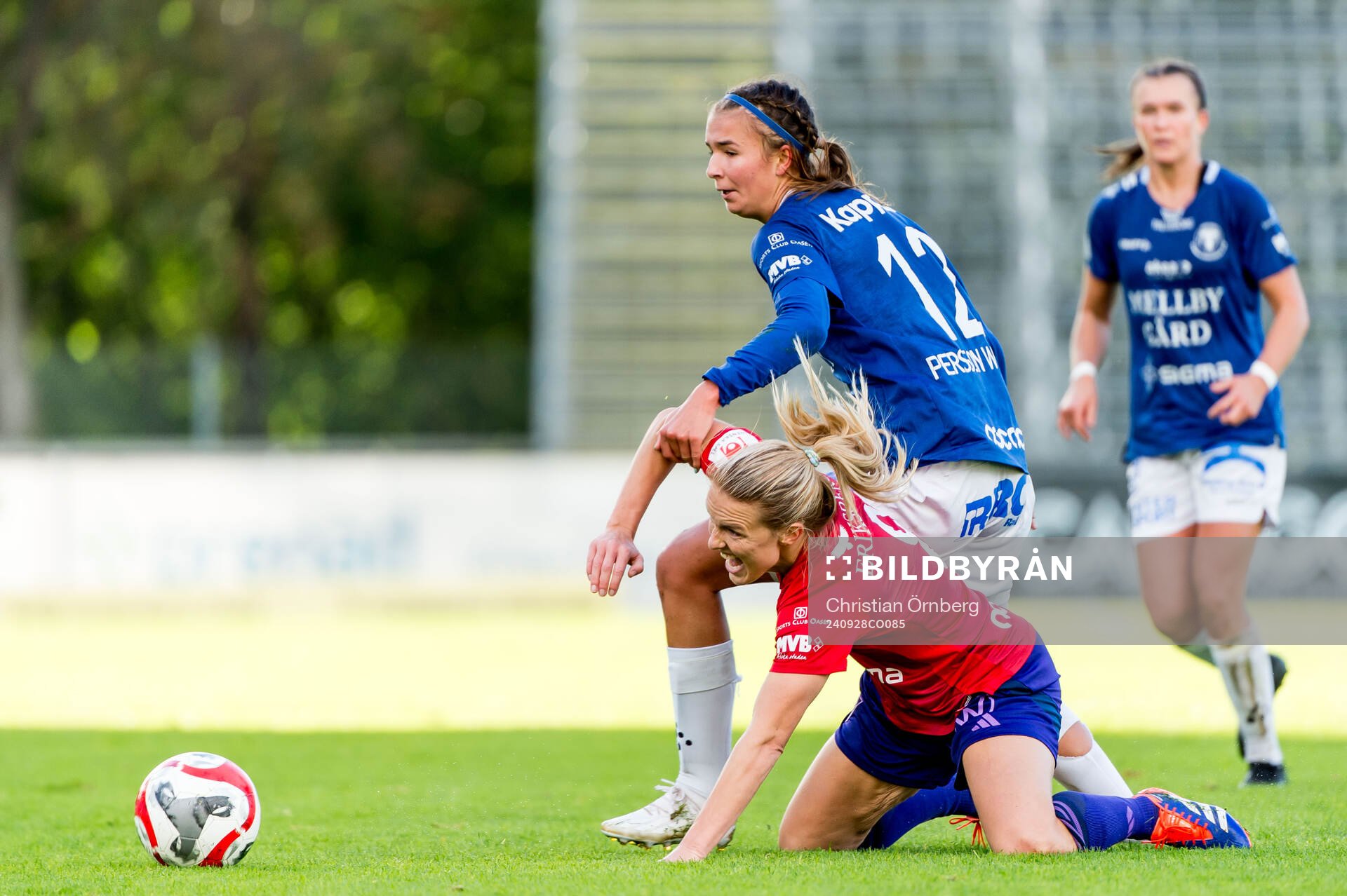 Djurgårdens Mimmi Larsson och Trelleborgs Thelma Persson