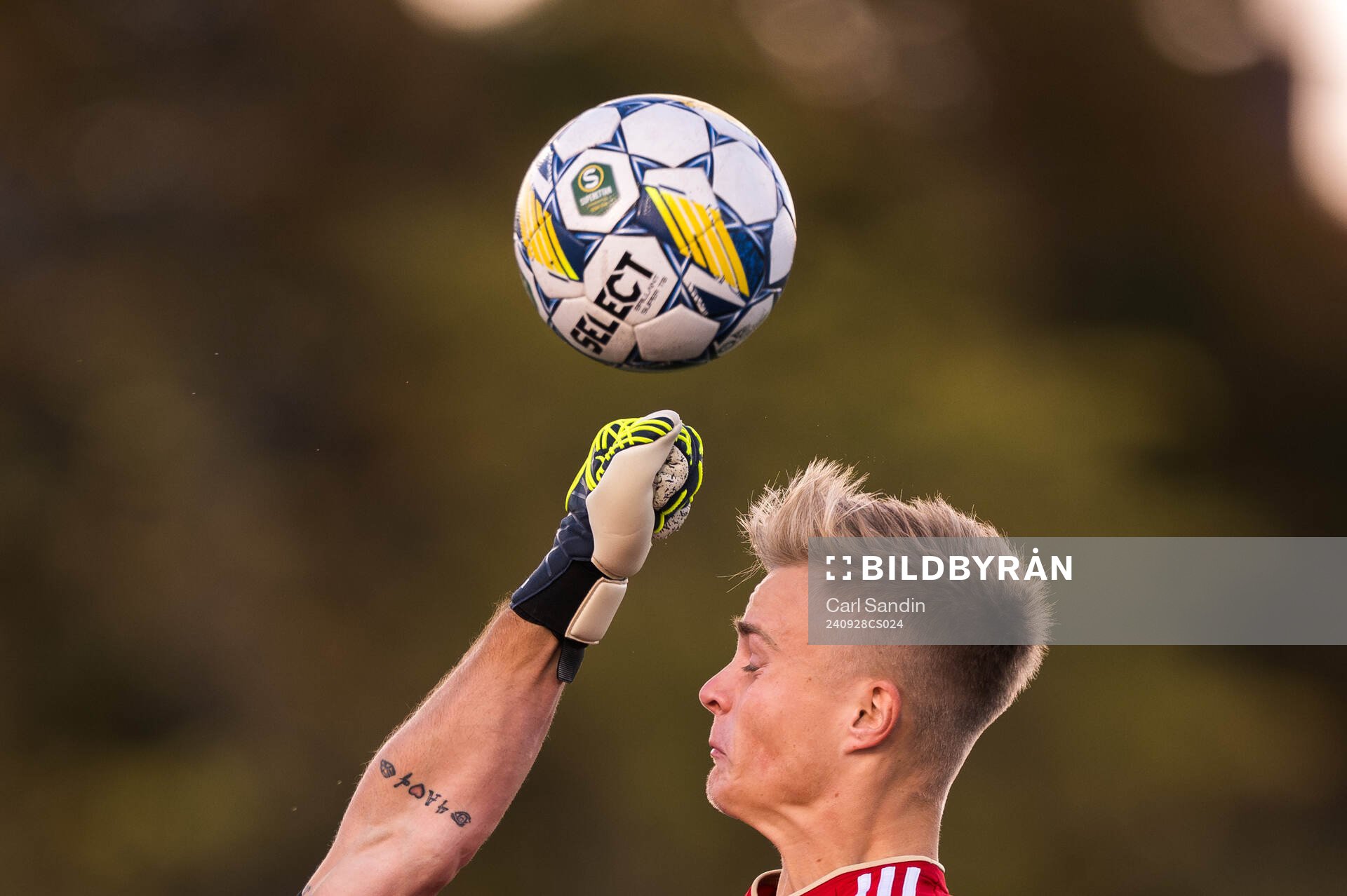 GIF Sundsvalls Jonas Olsson (vars hand är i bild), boxar bort bollen framför Skövde AIKs Edvin Tellgren under fotbollsmatchen i Superettan mellan Skövde AIK och GIF Sundsvall den 28 september 2024 i Skövde.