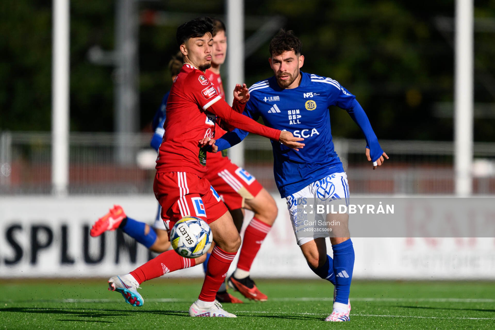 Skövde AIKs Alper Demirol och GIF Sundsvalls Marcelo