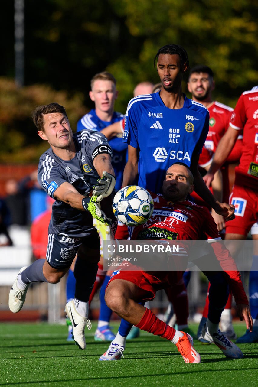 GIF Sundsvalls målvakt Jonas Olsson och Skövde AIKs
