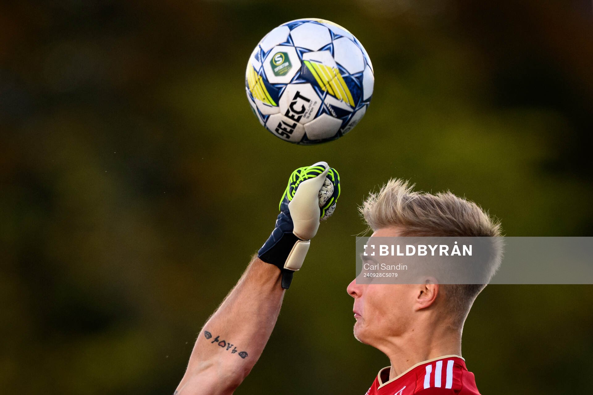 GIF Sundsvalls Jonas Olsson (vars hand är i bild), boxar