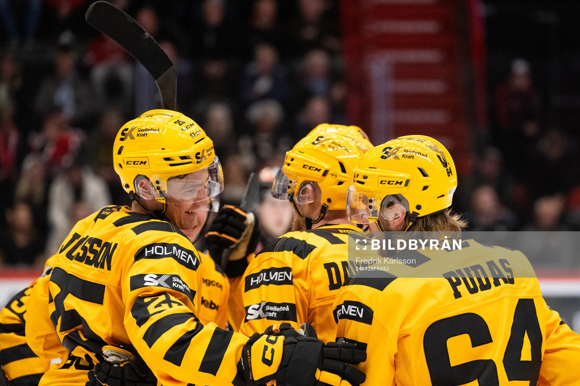 Skellefteås Pontus Johansson jublar med lagkamrater