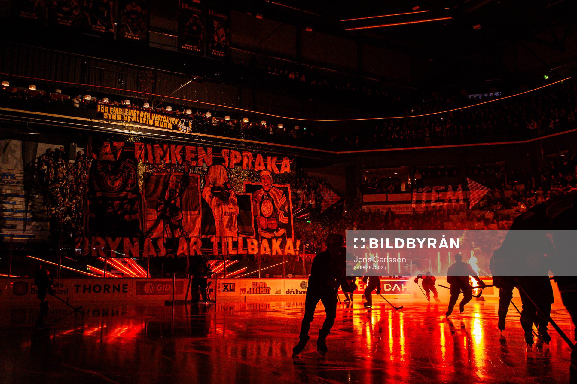 Brynäs spelare gör entré framför ett tifo