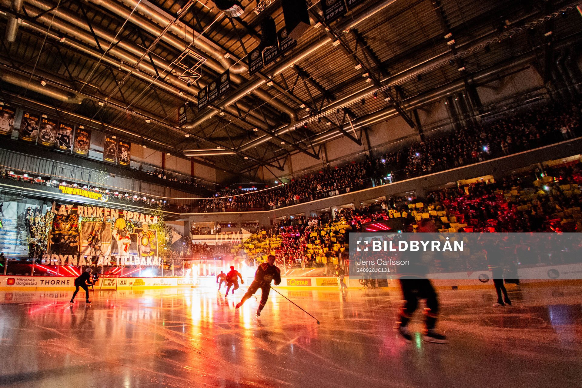 Brynäs spelare gör entré framför ett tifo