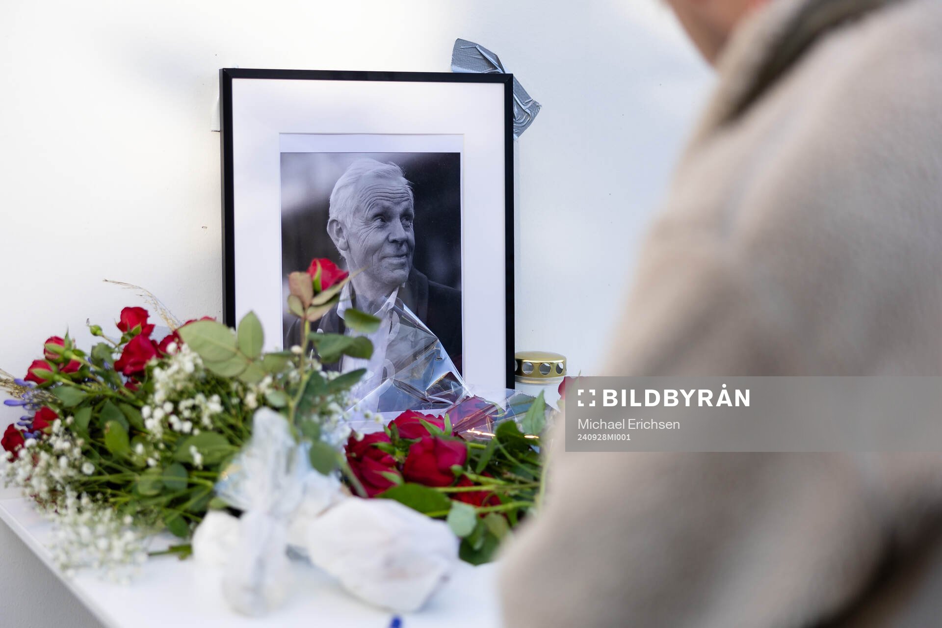 En Örgryte supporter skriver i en minnesbok för