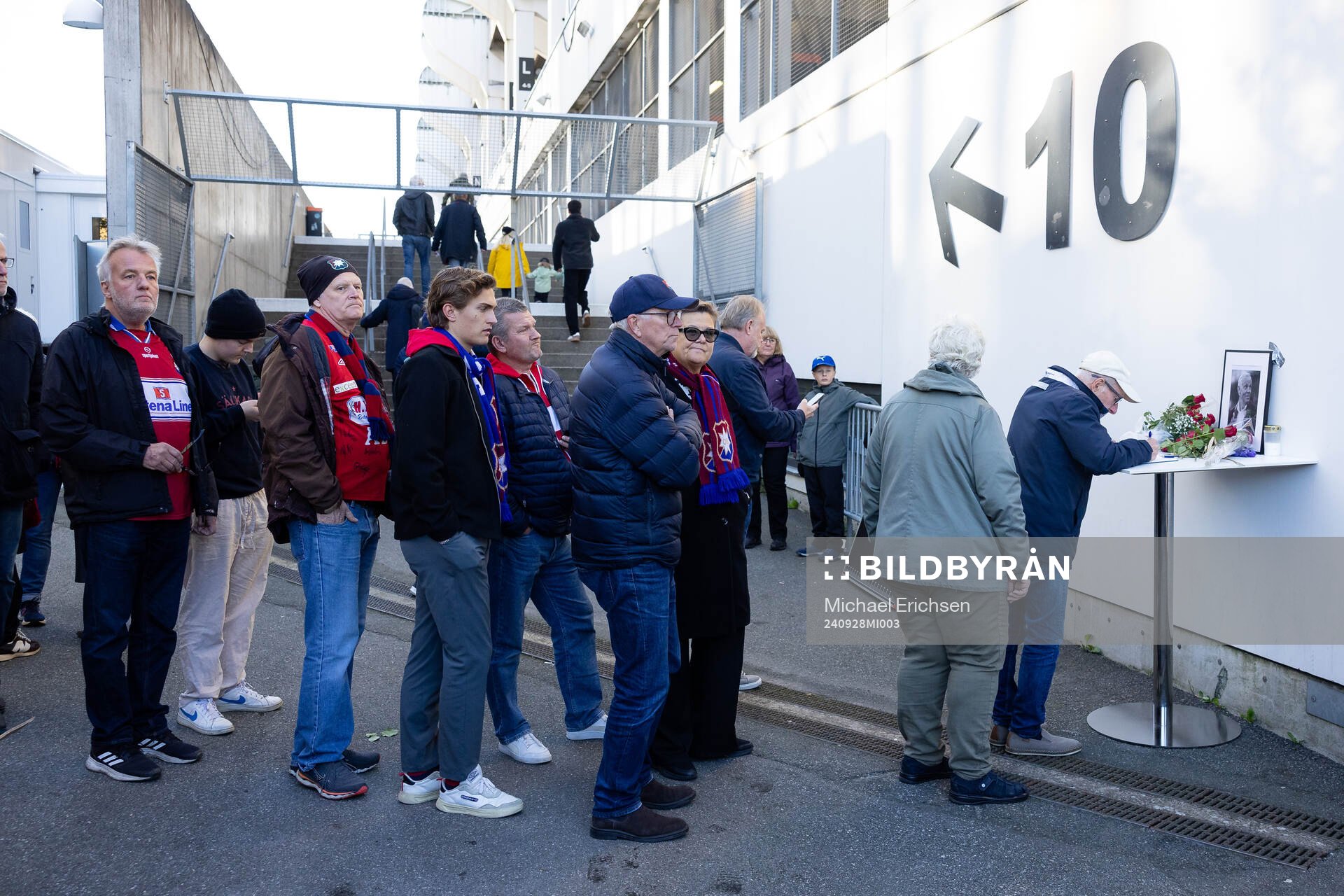Örgryte supportrar skriver i en minnesbok för klubbikonen