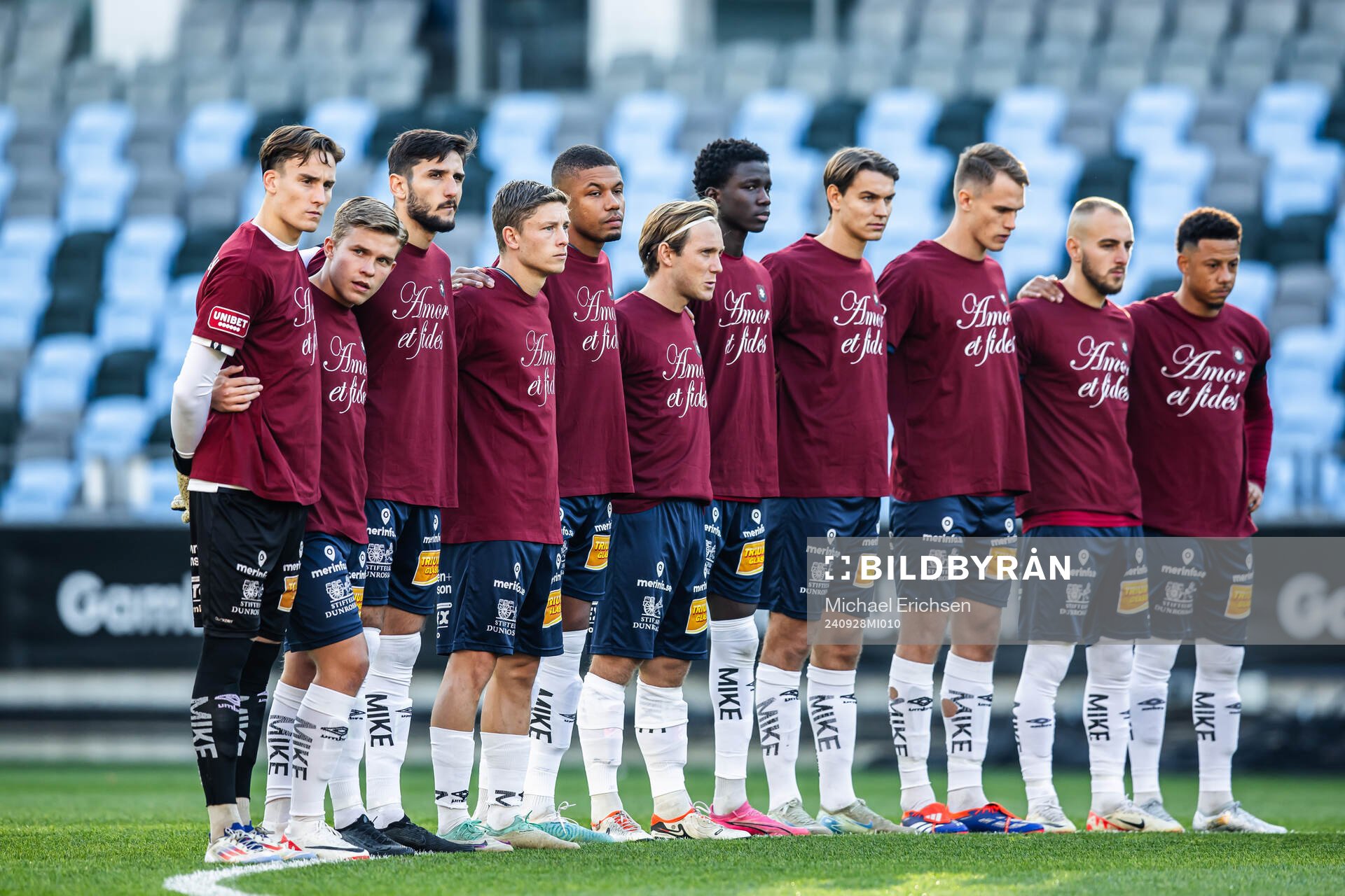 Örgrytes spelare vid en tyst minut när Sören Börjesson