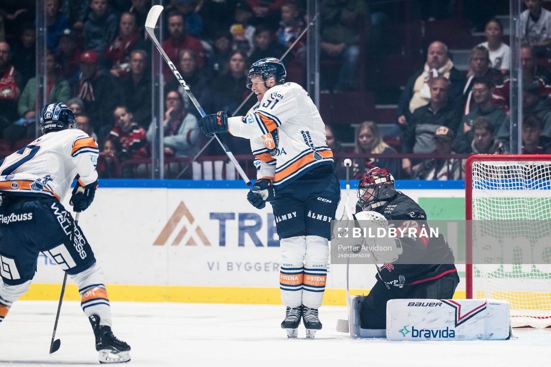 Växjös Emil Sylvegård och Malmö Redhawks målvakt