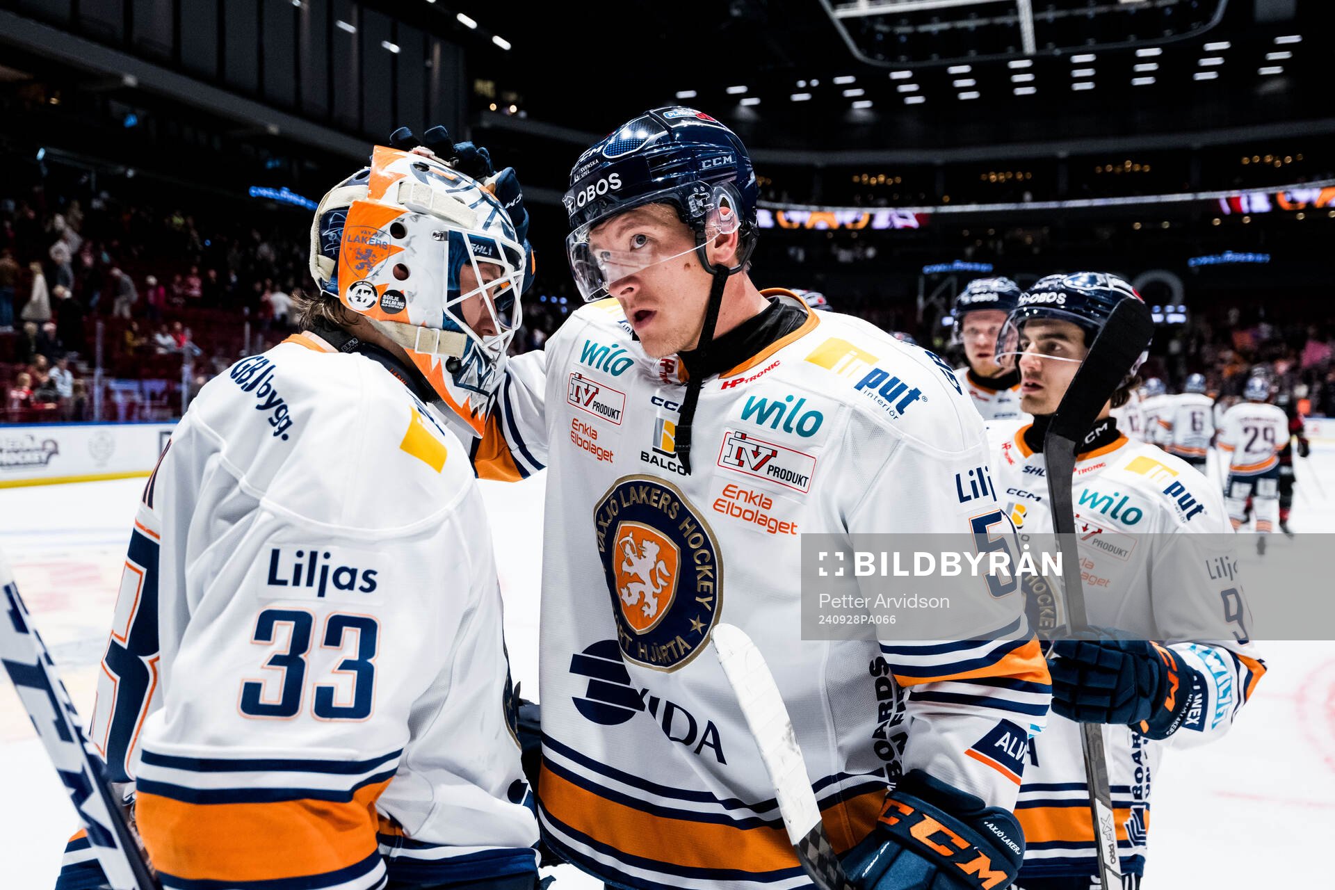 Växjös målvakt Emil Larmi och Emil Sylvegård jublar