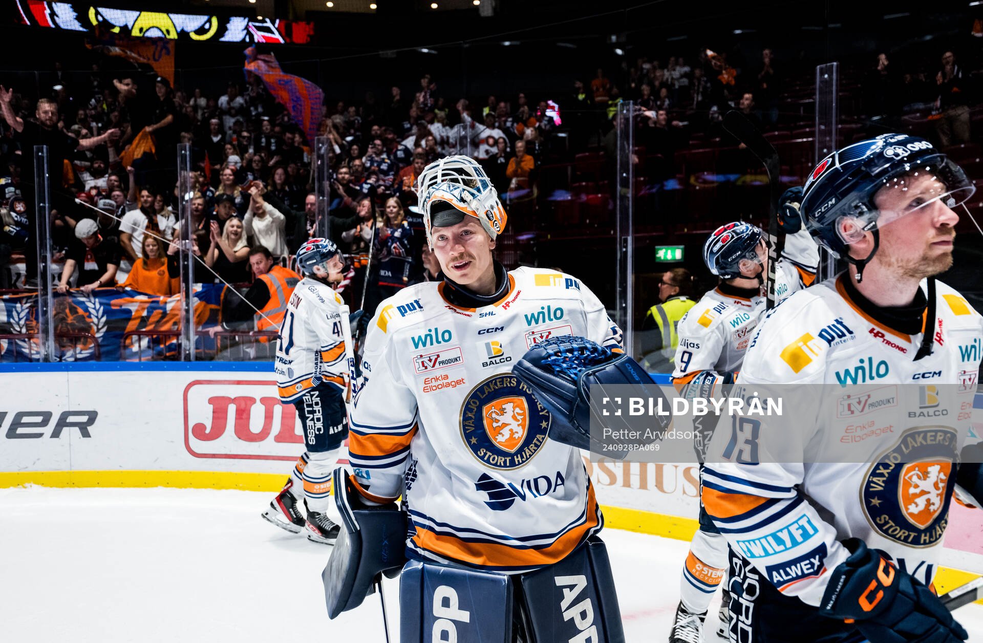 Växjös målvakt Emil Larmi jublar