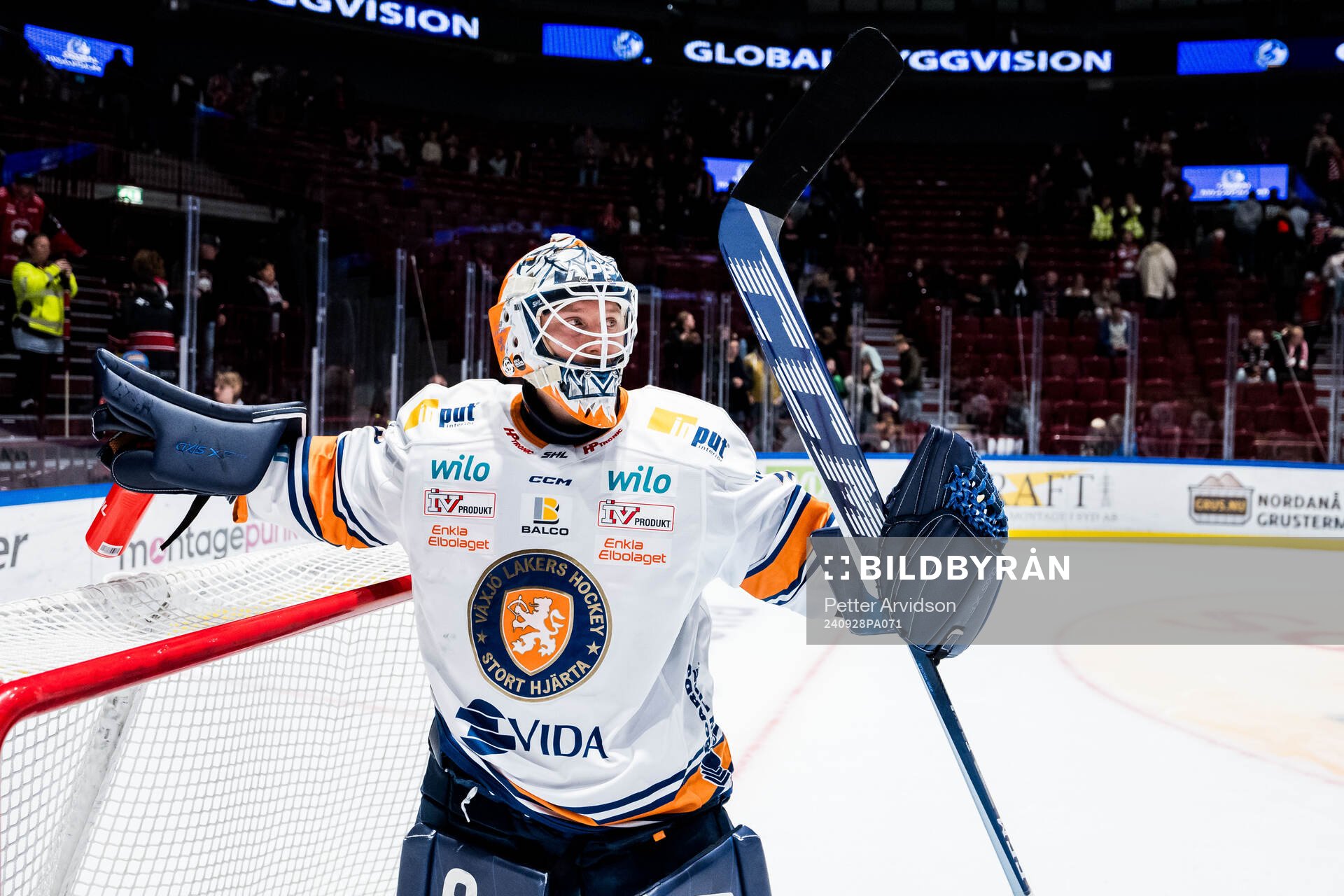 Växjös målvakt Emil Larmi jublar