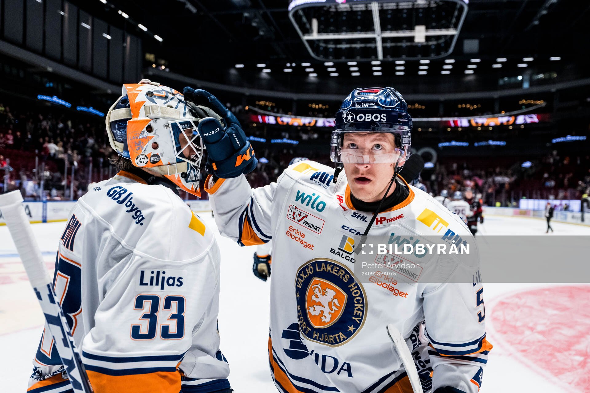 Växjös målvakt Emil Larmi och Emil Sylvegård jublar