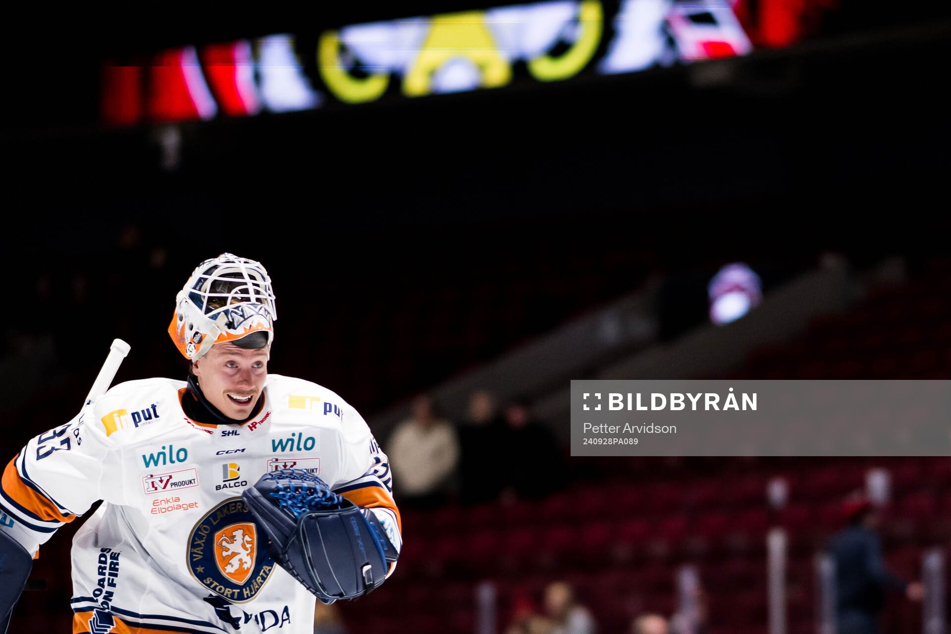 Växjös målvakt Emil Larmi jublar