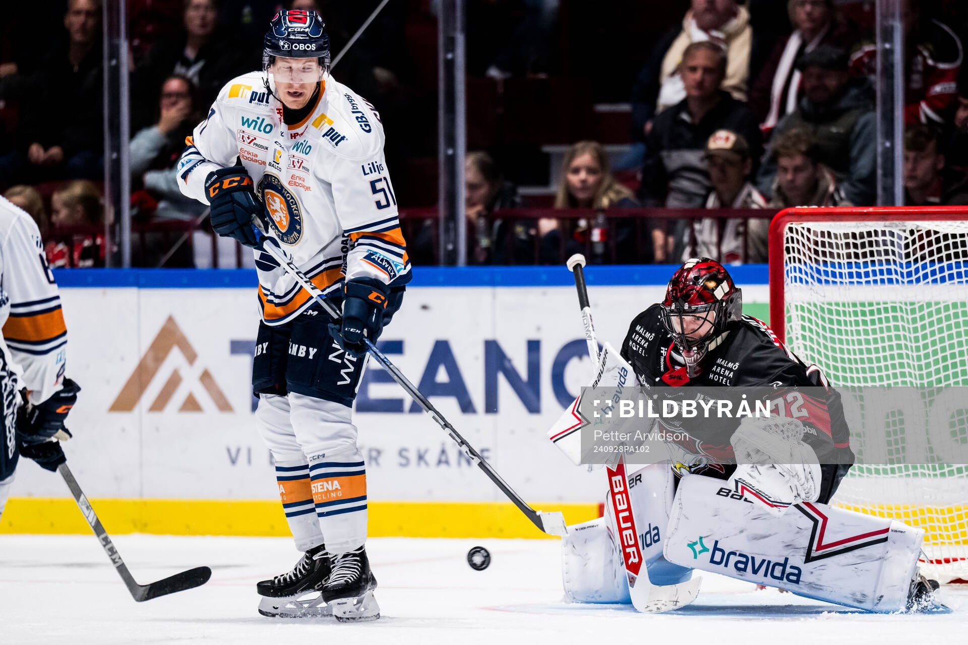 Växjös Emil Sylvegård och Malmö Redhawks målvakt