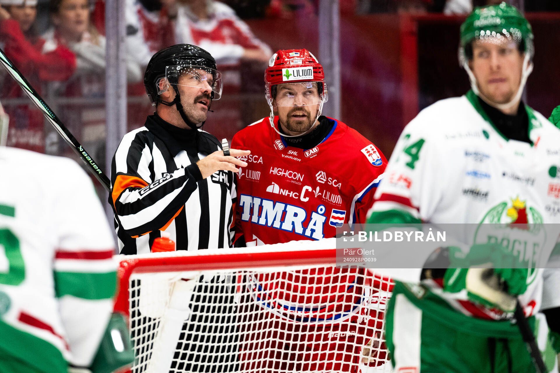 Timrås Anton Lander och domaren Daniel Wessner