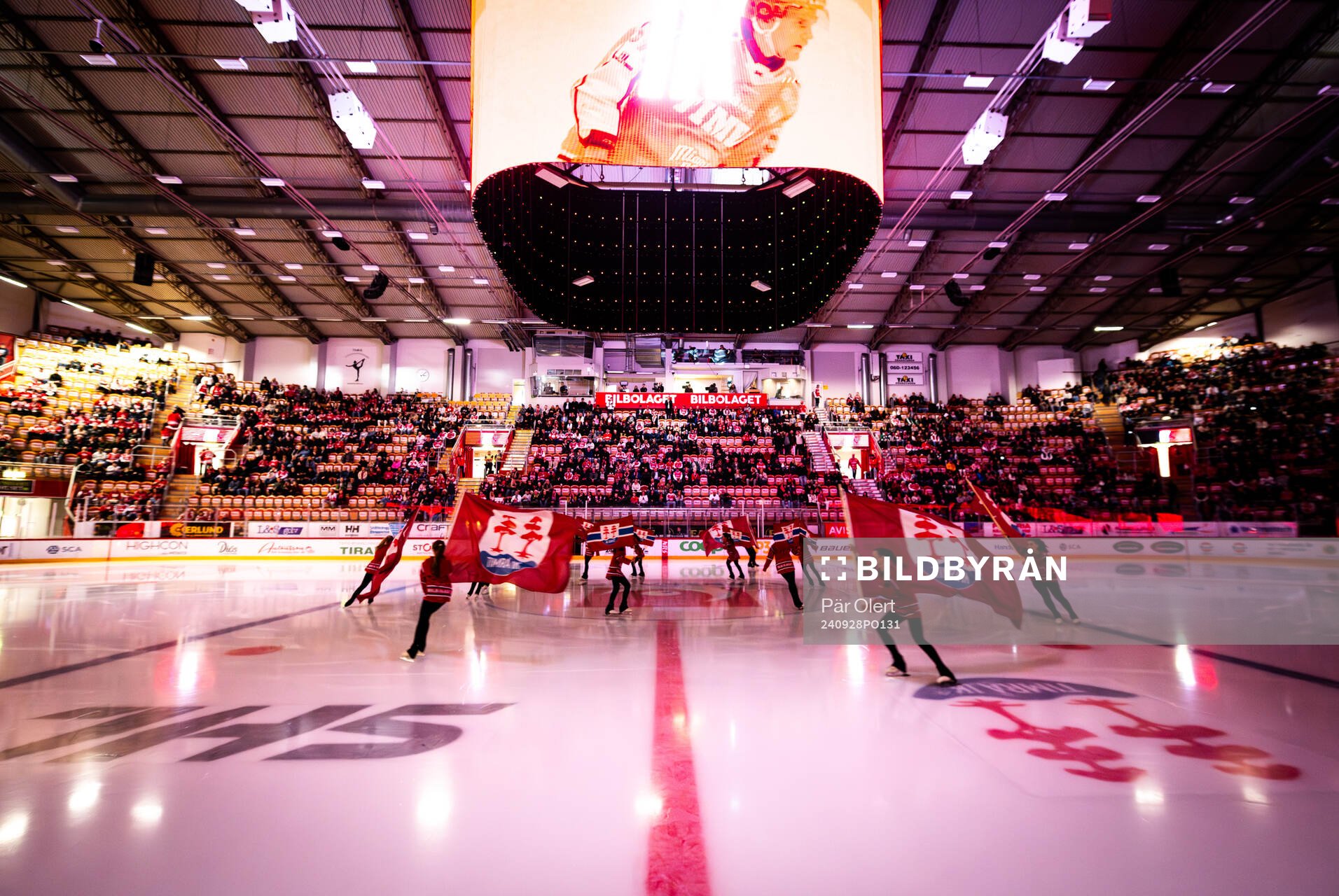 Timrå konståkningsklubb med flaggor