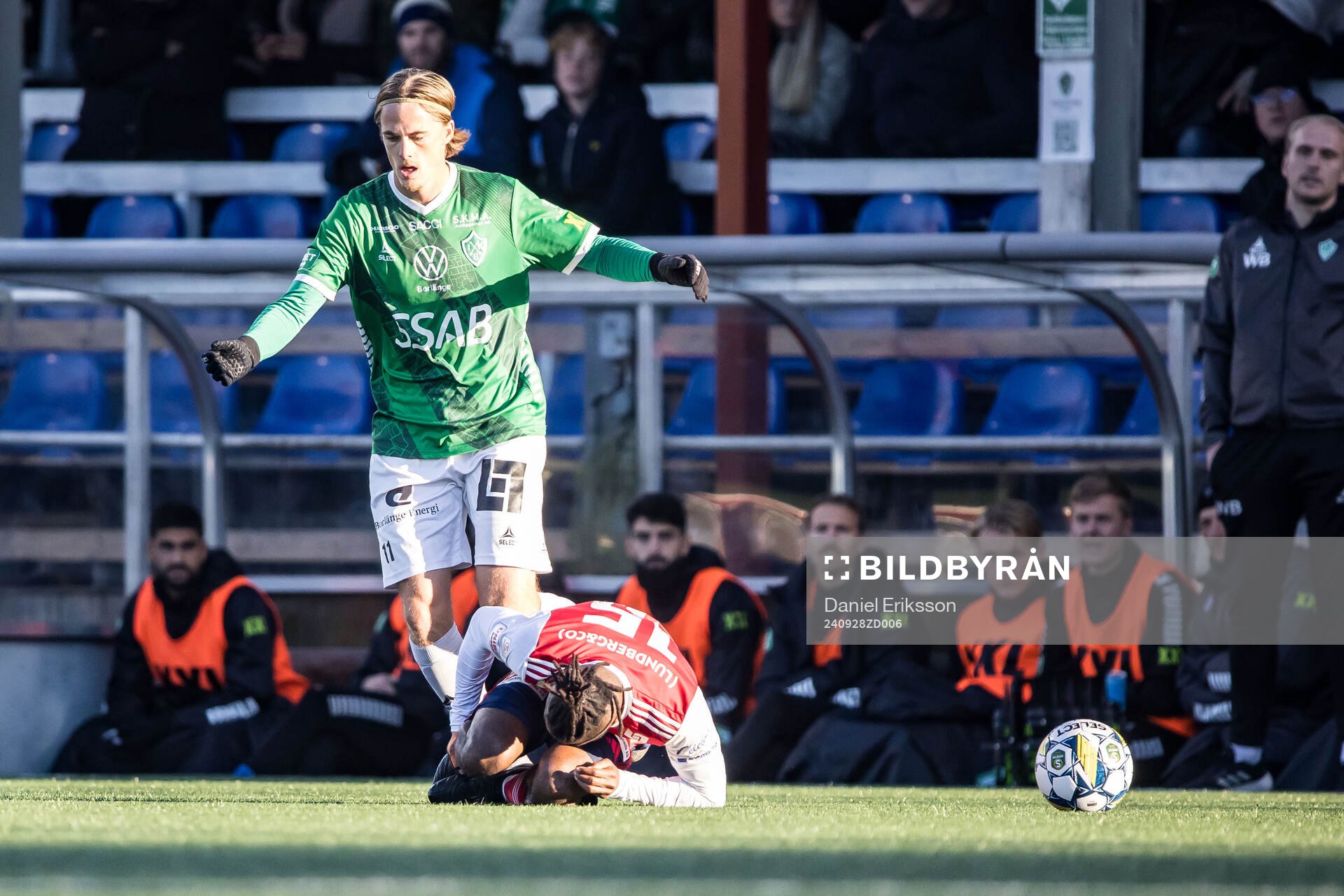 Brages Johan Arvidsson och Sandvikens IFs John Junior Igbarumah under fotbollsmatchen i Superettan mellan Brage och Sandvikens IF den 28 september 2024 i Borlänge.