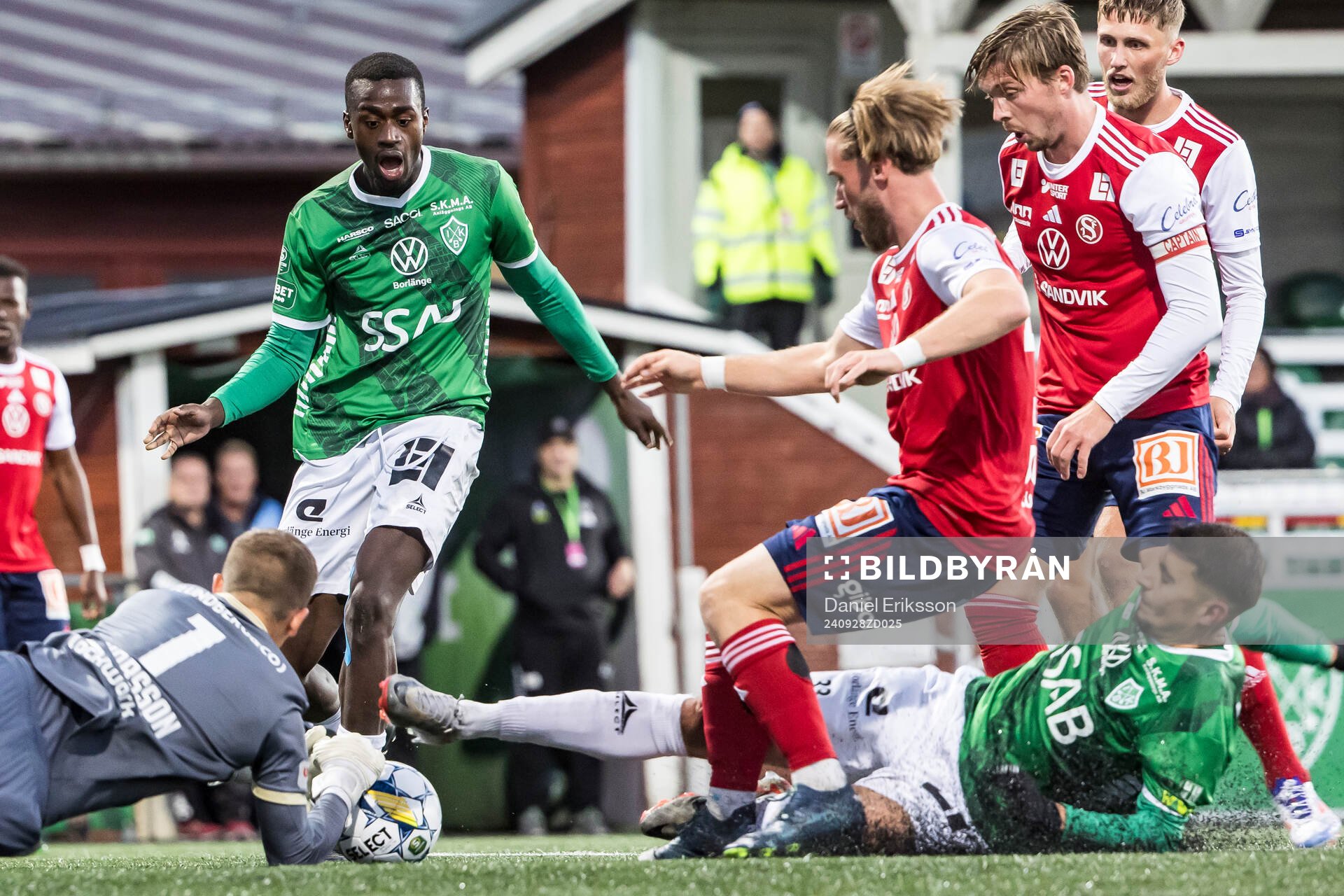 Brages Adil Titi och Sandvikens IFs målvakt Felix
