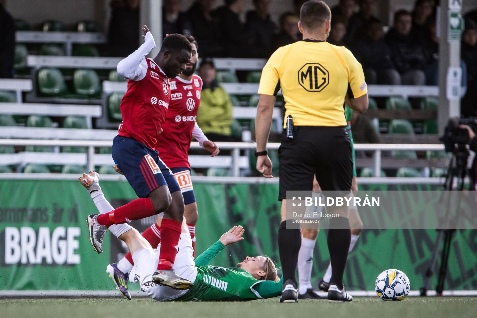 Sandvikens IFs Mohammed Sadat Abubakari och Brages Johan Arvidsson under fotbollsmatchen i Superettan mellan Brage och Sandvikens IF den 28 september 2024 i Borlänge.