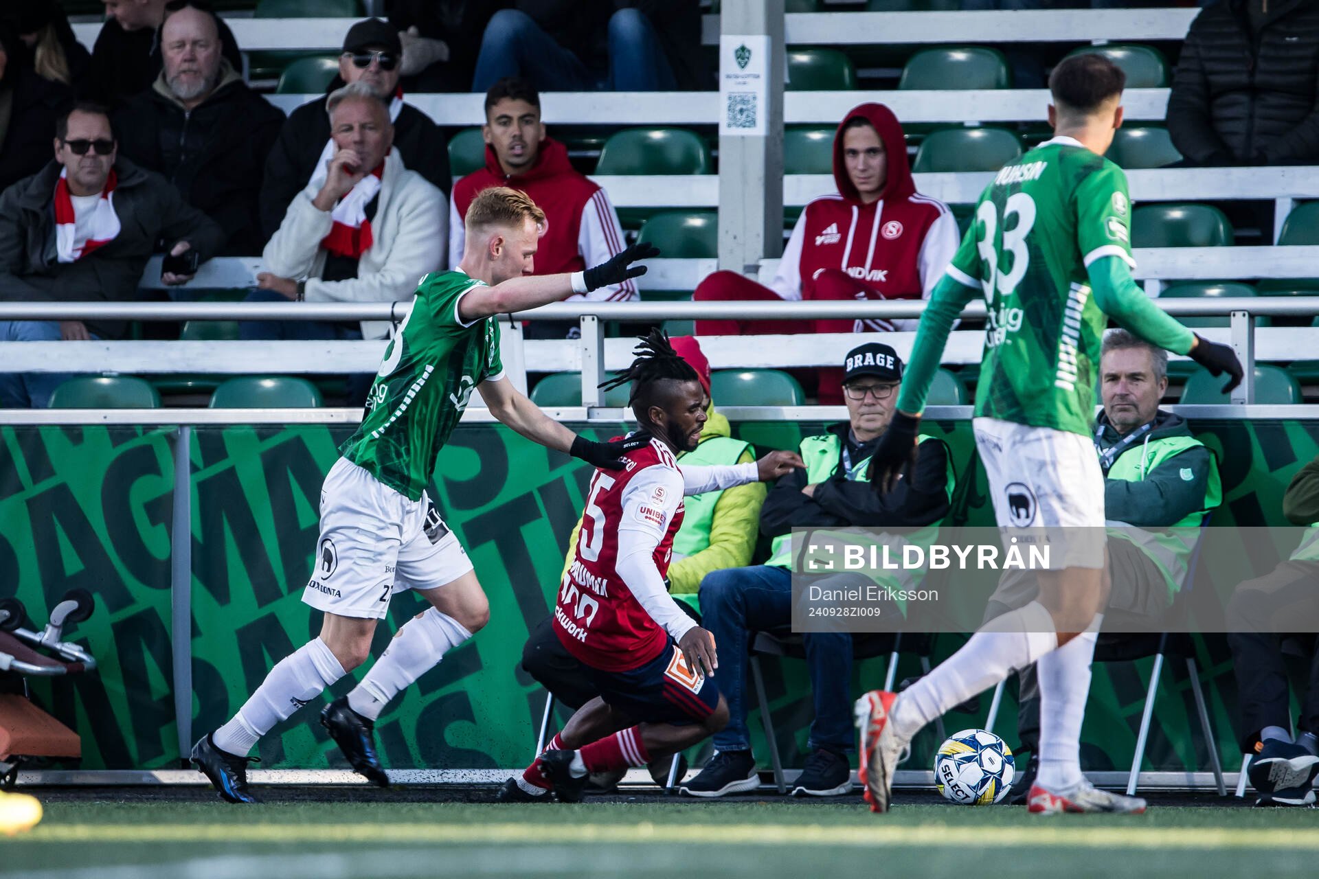 Brages Christopher Redenstrand och Sandvikens IFs John Junior Igbarumah under fotbollsmatchen i Superettan mellan Brage och Sandvikens IF den 28 september 2024 i Borlänge.