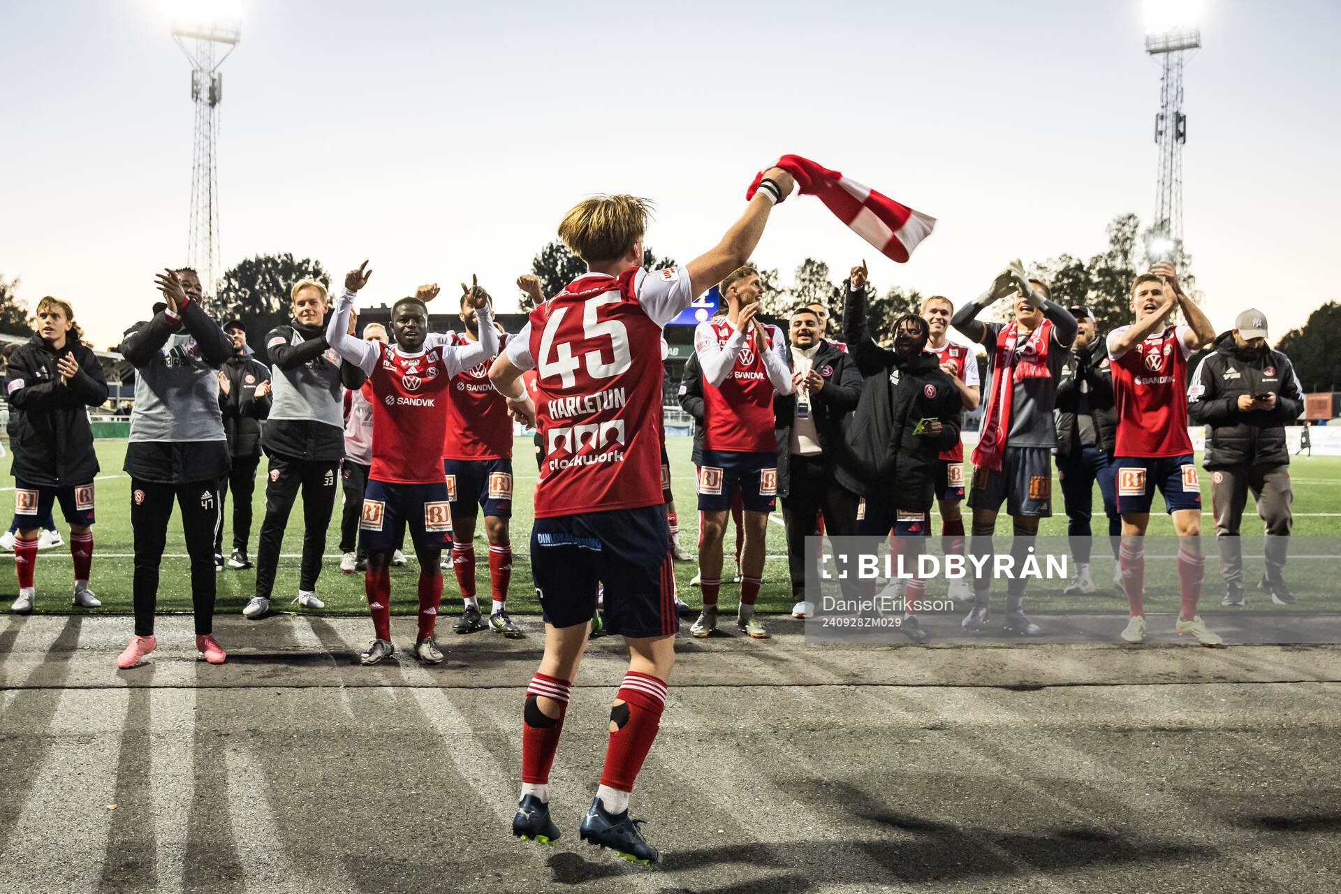 Sandvikens IFs Kasper Harletun jublar under fotbollsmatchen i Superettan mellan Brage och Sandvikens IF den 28 september 2024 i Borlänge.