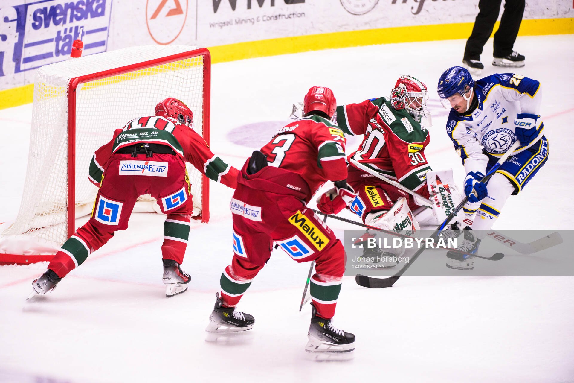 MoDos målvakt Lassi Lehtinen och Leksands Justin Glenn