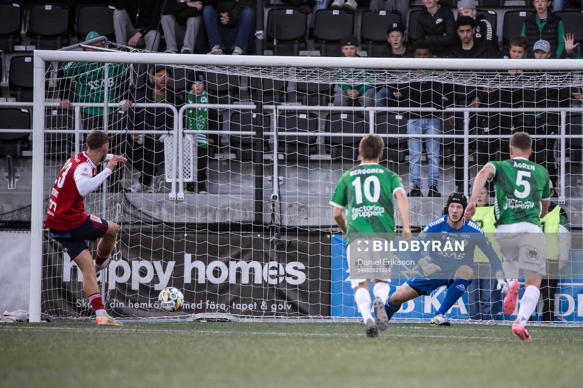Sandvikens IFs Emil Engqvist gör 1-2 på straff