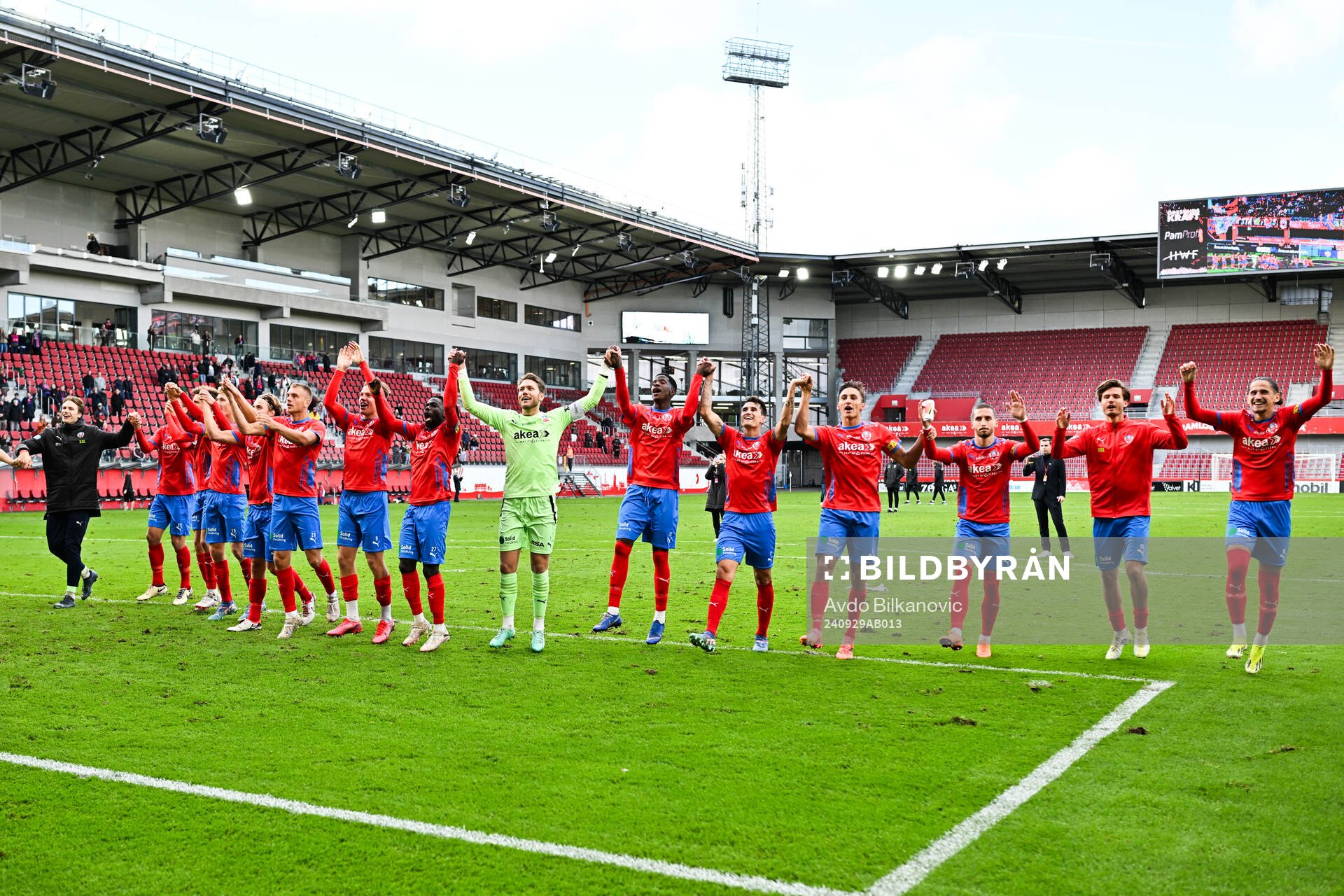 Helsingborgs spelare tackar publiken efter fotbollsmatchen i Superettan mellan Helsingborg och Gefle den 29 september 2024 i Helsingborg.