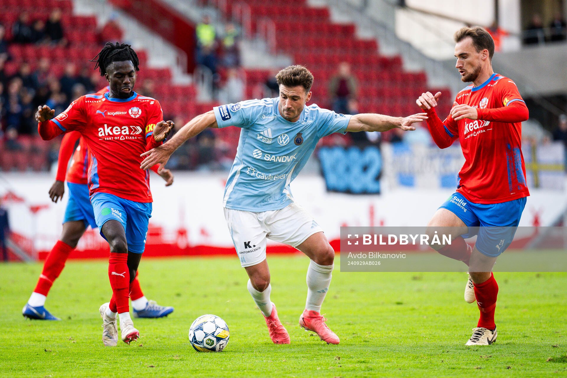 Helsingborgs Benjamin Acquah och Adam Hellborg mot Gefles Iu Ranera Grau under fotbollsmatchen i Superettan mellan Helsingborg och Gefle den 29 september 2024 i Helsingborg. 