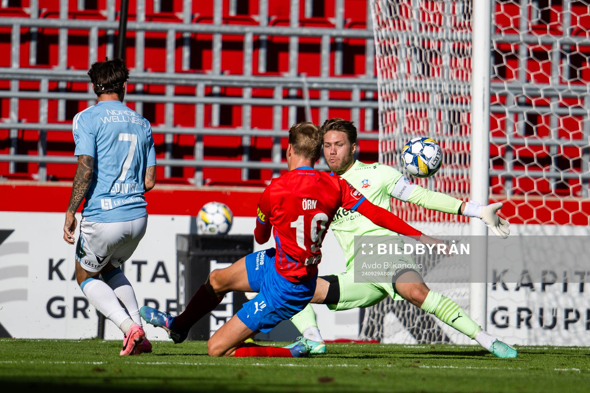 Helsingborgs målvakt Kalle Joelsson gör räddning på