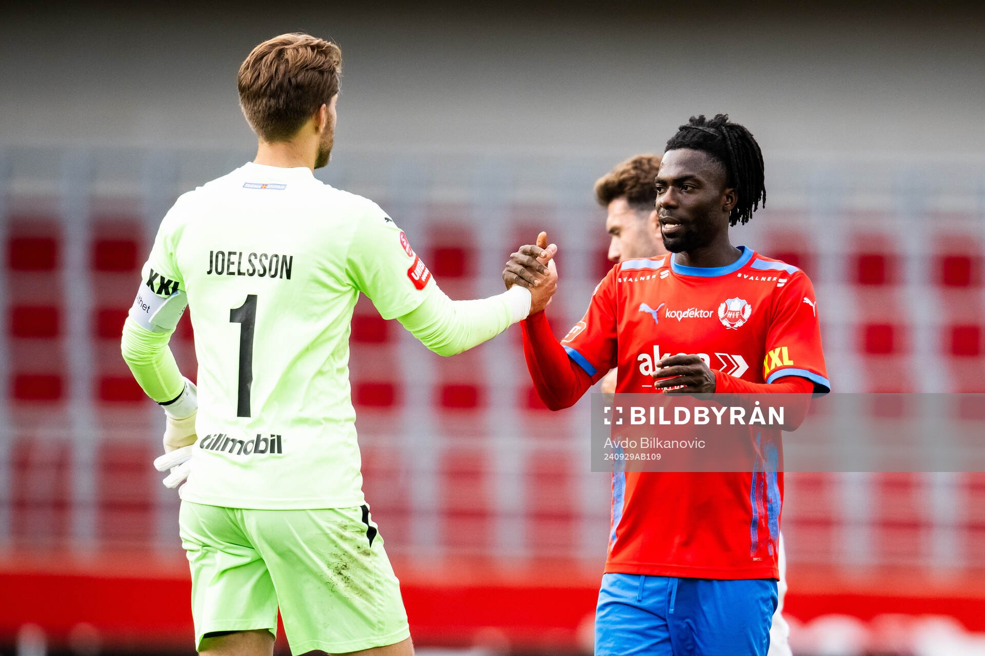 Helsingborgs målvakt Kalle Joelsson och Benjamin Acquah