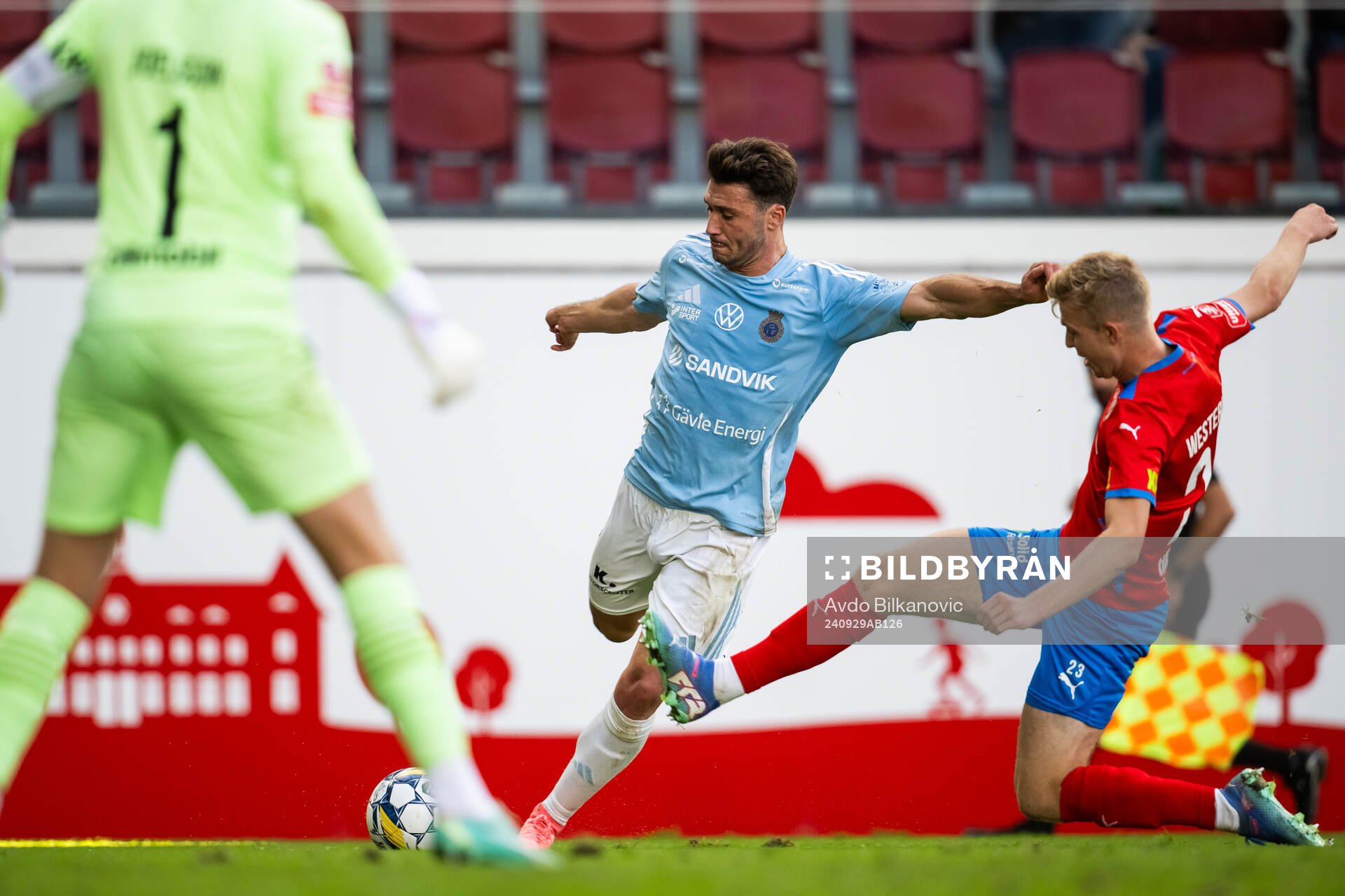 Helsingborgs William Westerlund försöker stoppa Gefles Iu