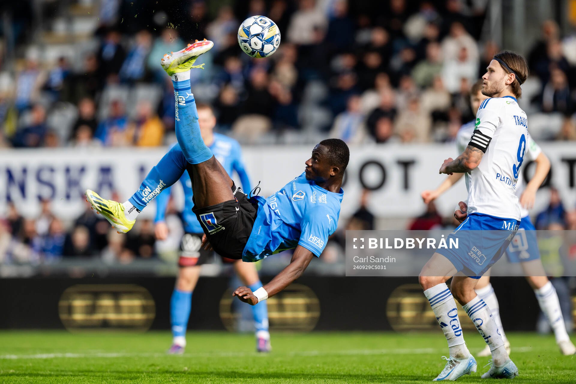 Halmstads Yannick Agnero och IFK Norrköpings Arnor Traustason under fotbollsmatchen i Allsvenskan mellan Halmstad och IFK Norrköping den 29 september 2024 i Halmstad.