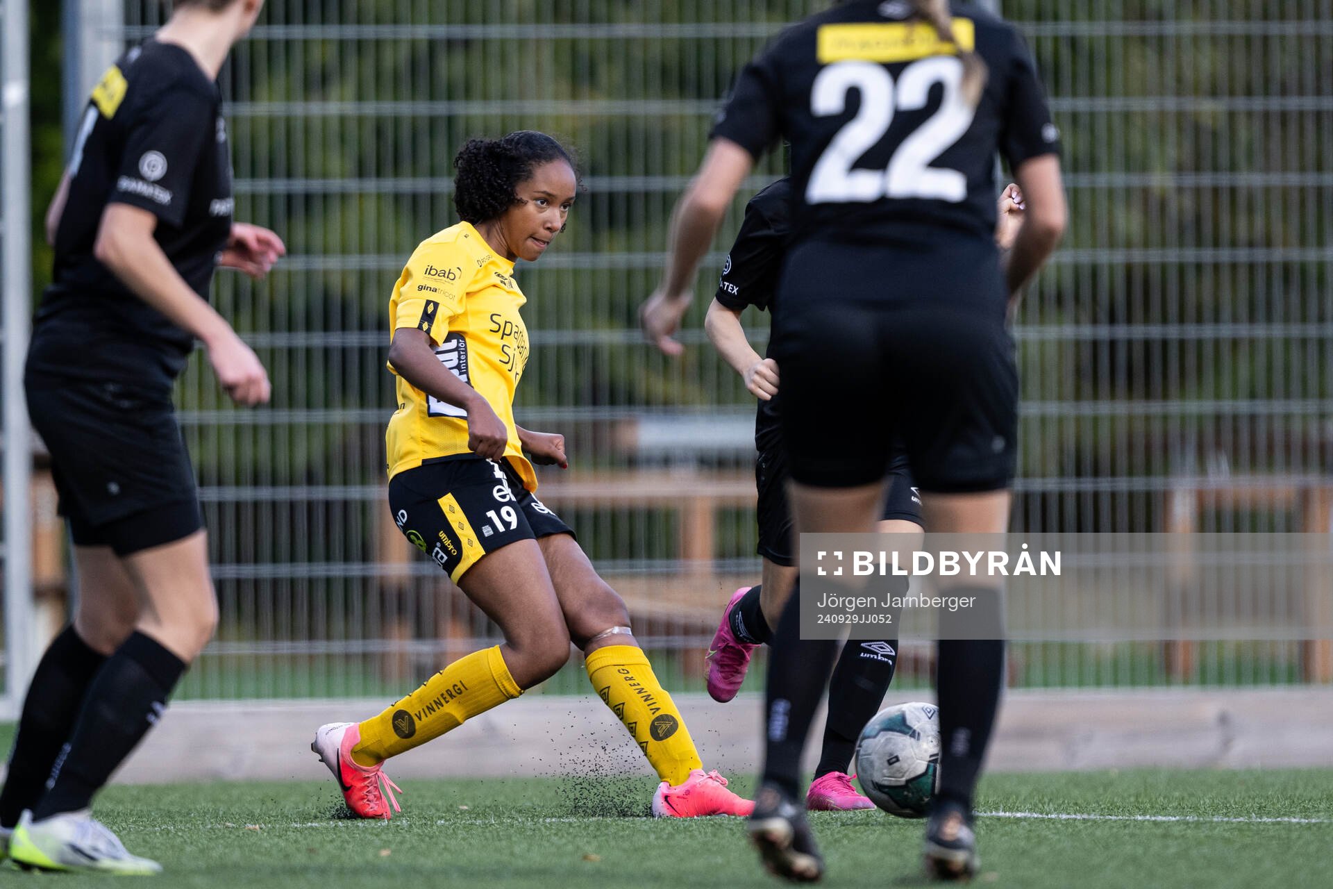 Elfsborgs Stella Johansson under fotbollsmatchen i Division 4 södra mellan Kronäng och Elfsborg den 29 september 2024 i Borås. 