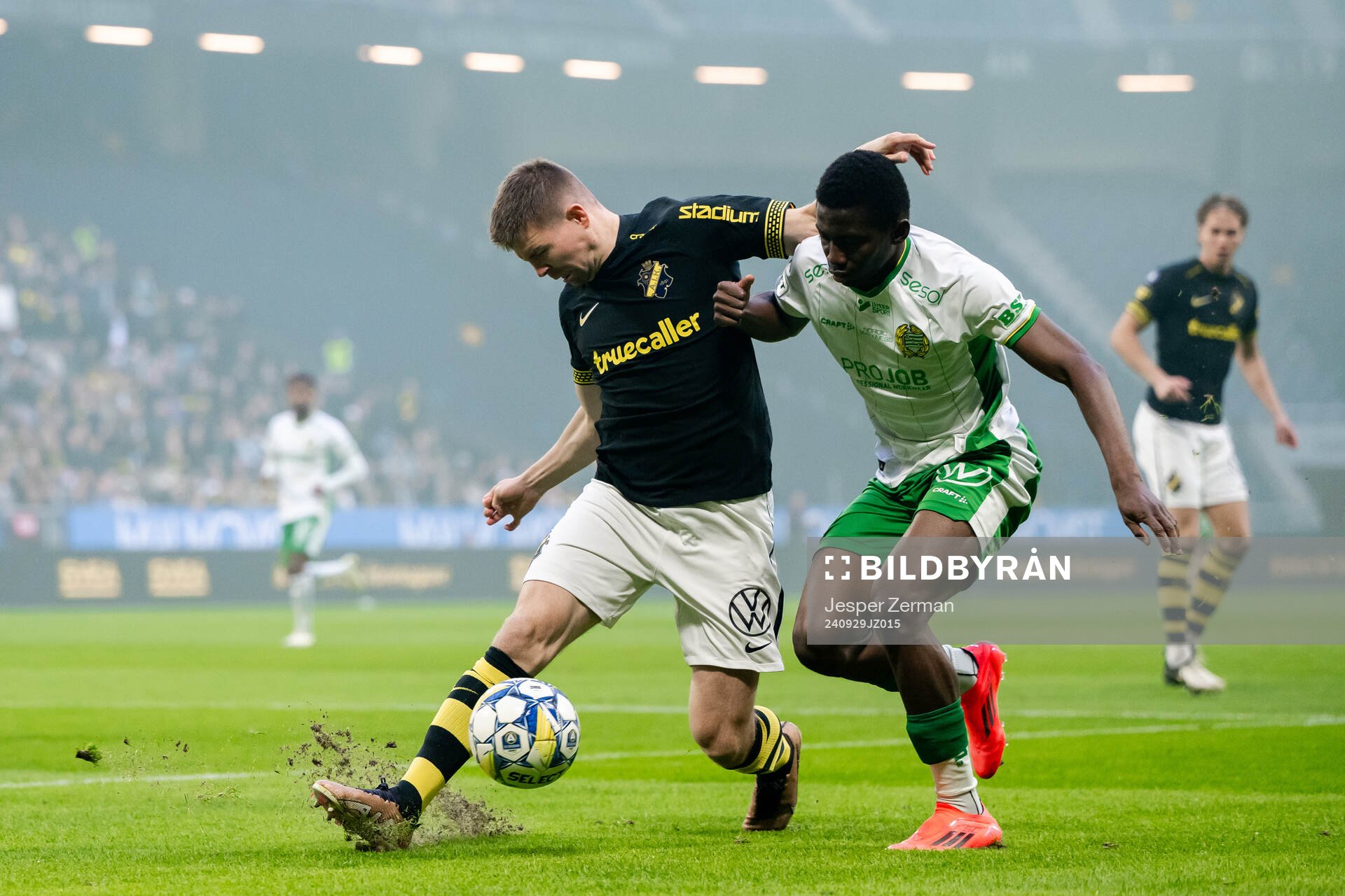 AIKs Mads Døhr Thychosen och Hammarbys Bouzomana Toure under fotbollsmatchen i Allsvenskan mellan AIK och Hammarby den 29 september 2024 i Stockholm.