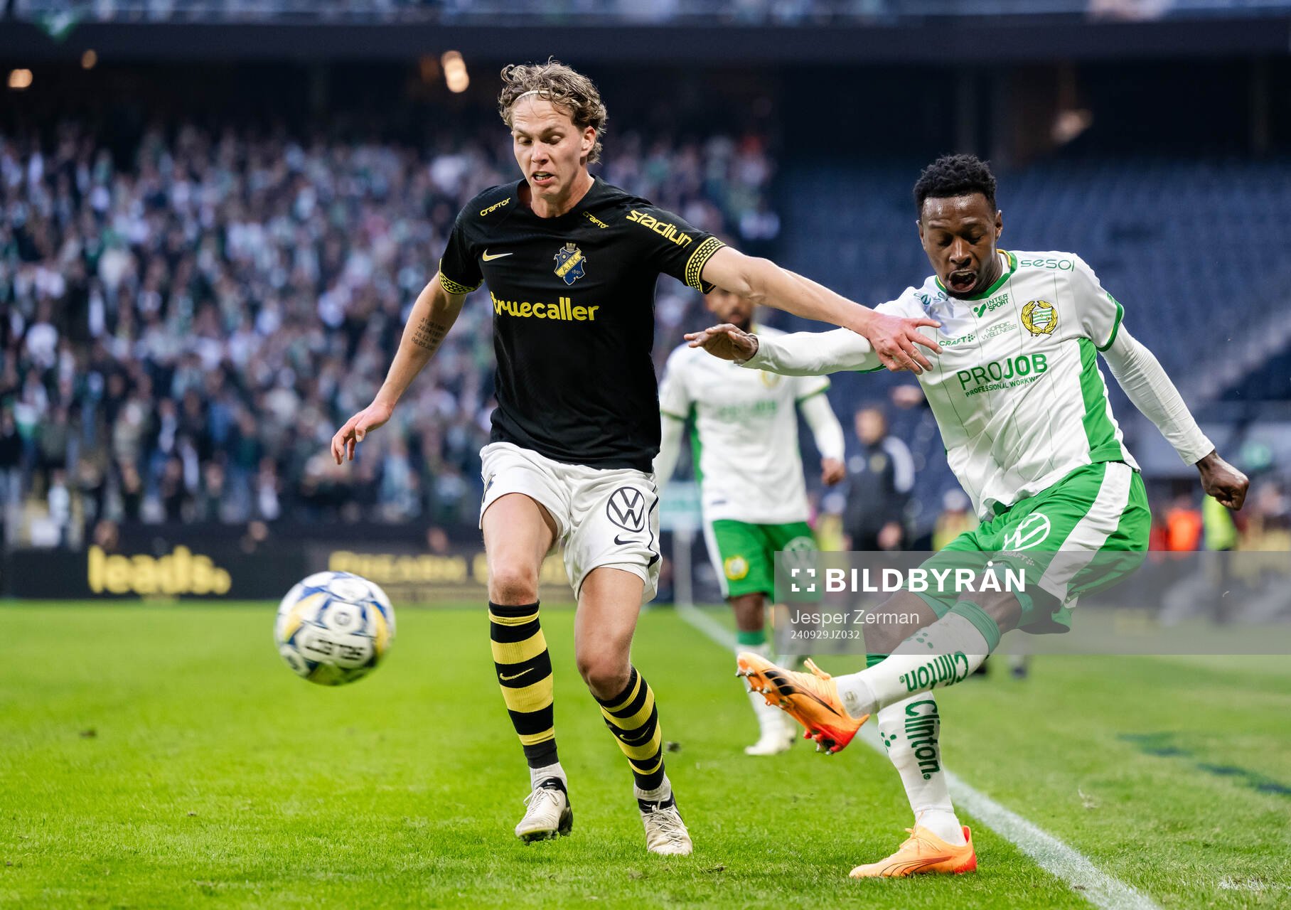 AIKs Onni Valakari och Hammarbys Bouzomana Toure