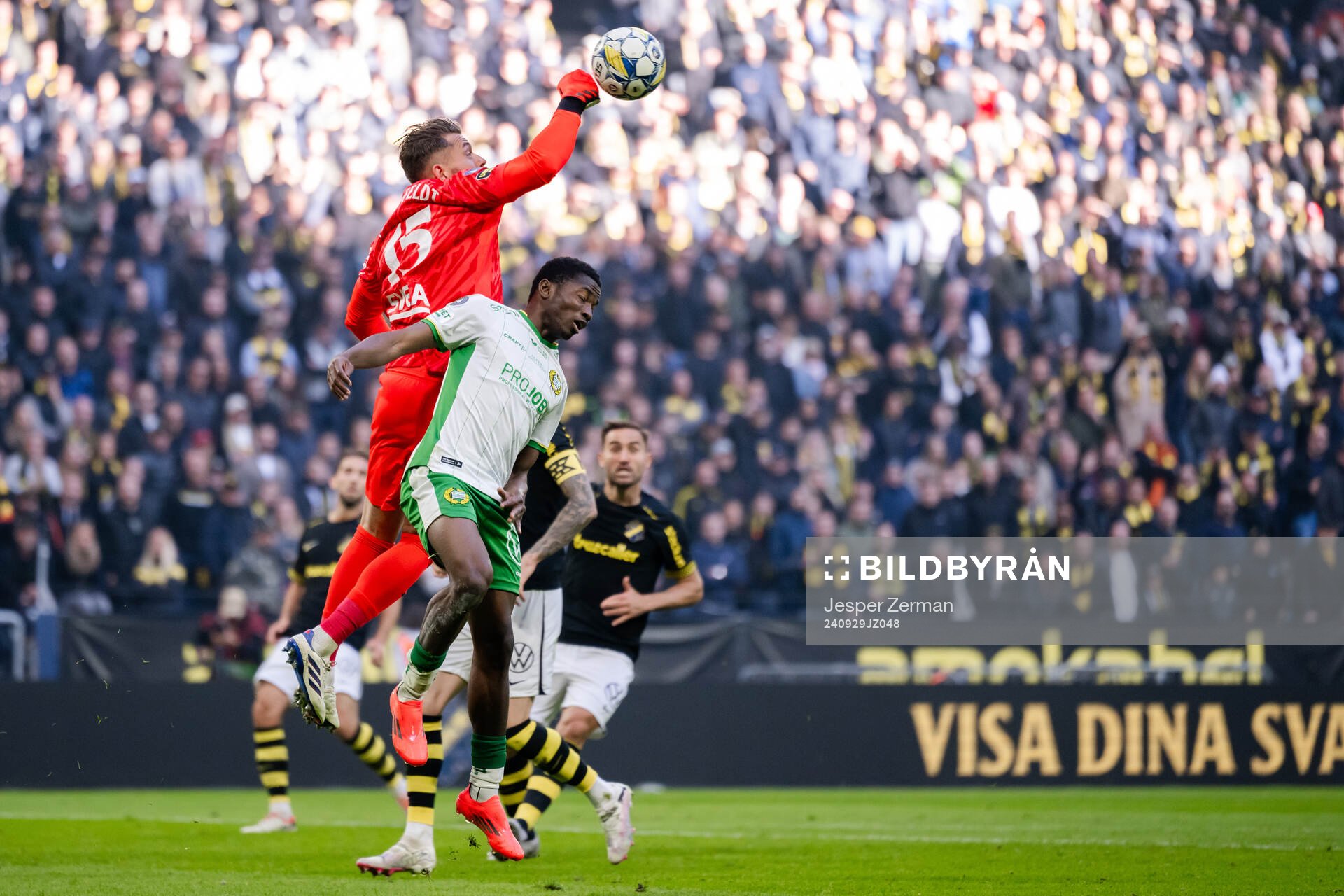 AIKs målvakt Kristoffer Nordfeldt och Hammarbys Bouzomana