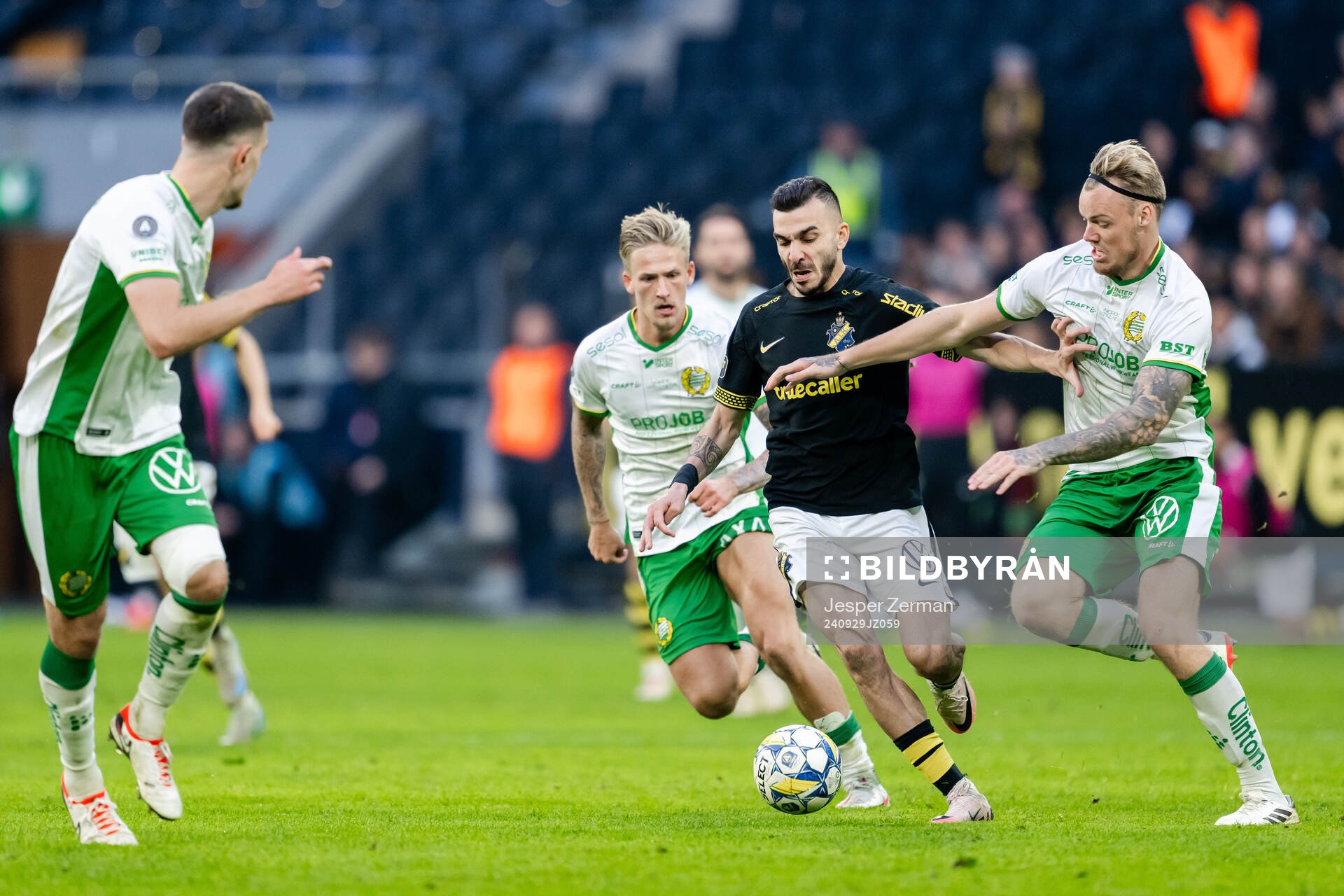 Hammarbys Fredrik Hammar och Victor Eriksson i en kamp mot AIKs Ioannis Pittas under fotbollsmatchen i Allsvenskan mellan AIK och Hammarby den 29 september 2024 i Stockholm.