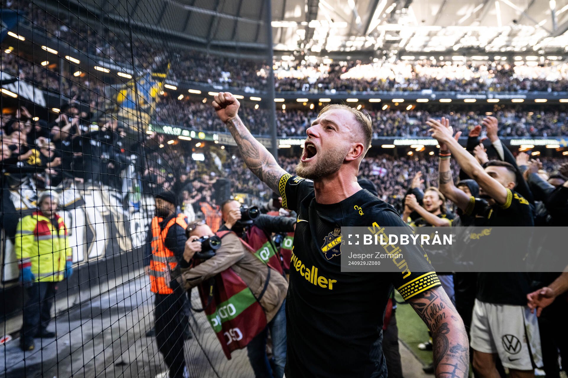 AIKs John Guidetti jublar efter fotbollsmatchen i Allsvenskan mellan AIK och Hammarby den 29 september 2024 i Stockholm. 