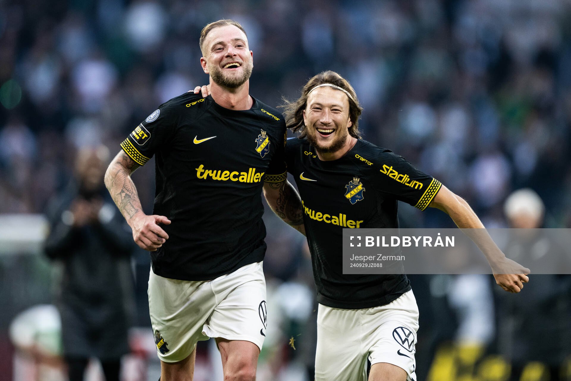 AIKs John Guidetti och Axel Björnström jublar
