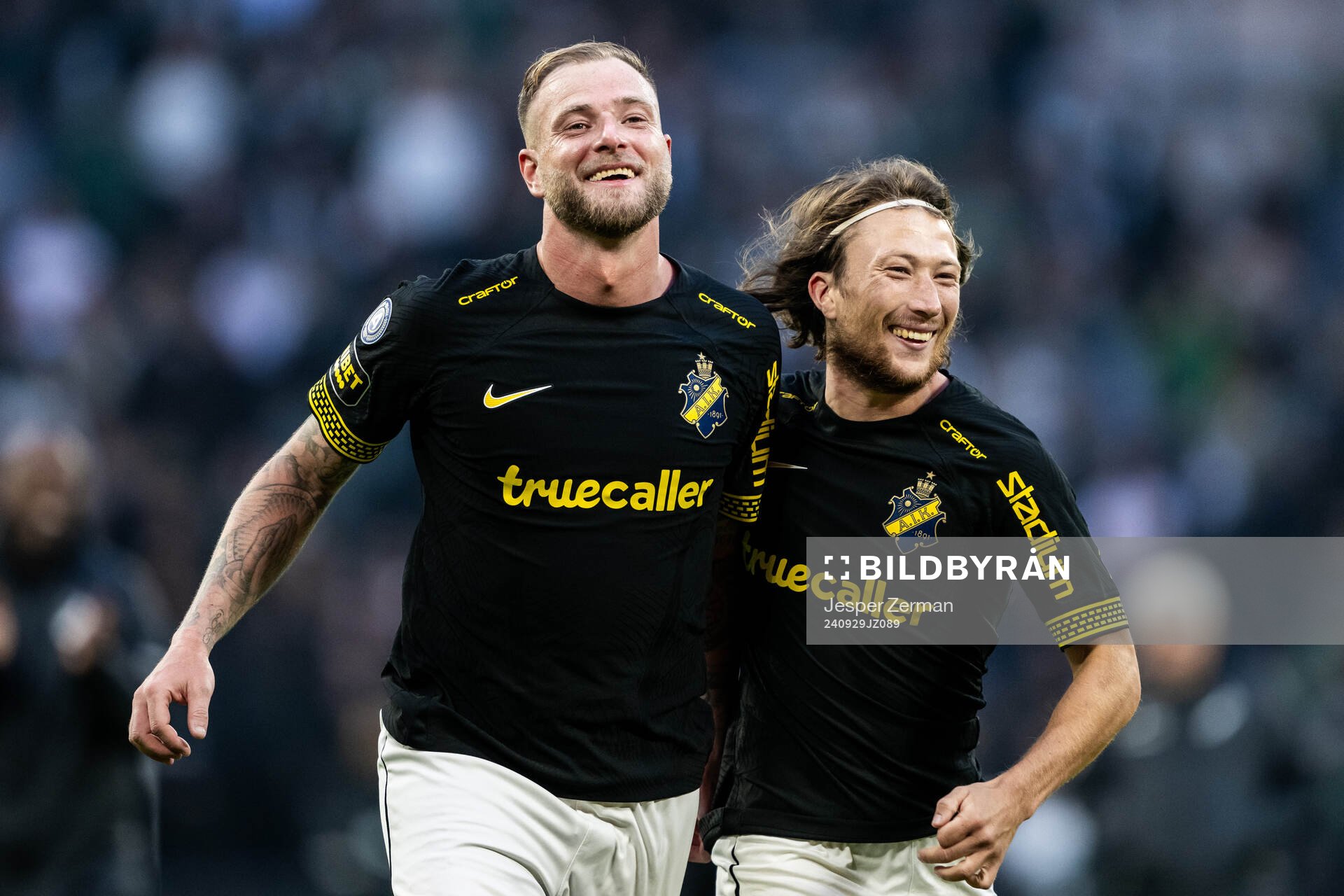 AIKs John Guidetti och Axel Björnström jublar