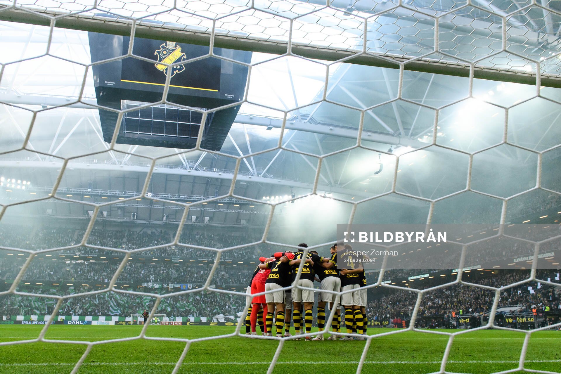 AIKs spelare samlas i en ring inför andra halvlek under fotbollsmatchen i Allsvenskan mellan AIK och Hammarby den 29 september 2024 i Stockholm.