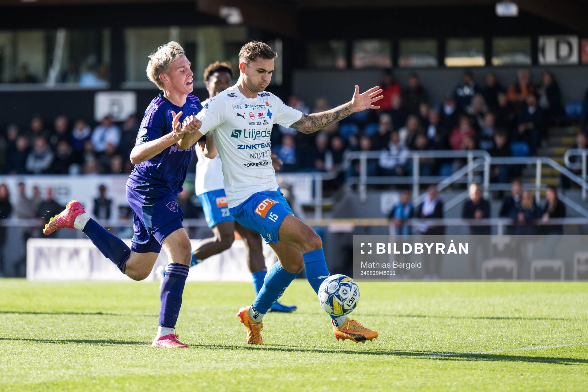 Djurgårdens Santeri Haarala och Hammarbys Marc Llinares