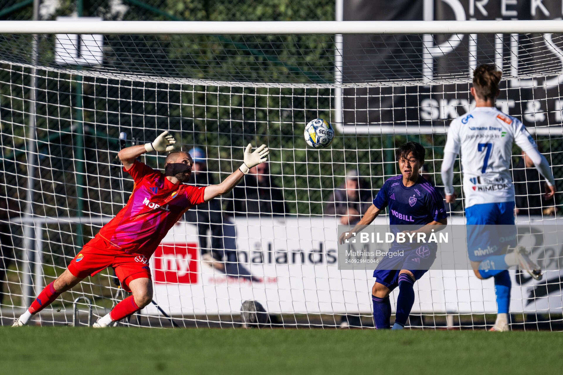 Värnamos Simon Thern (ej i bild) gör 1-1 bakom