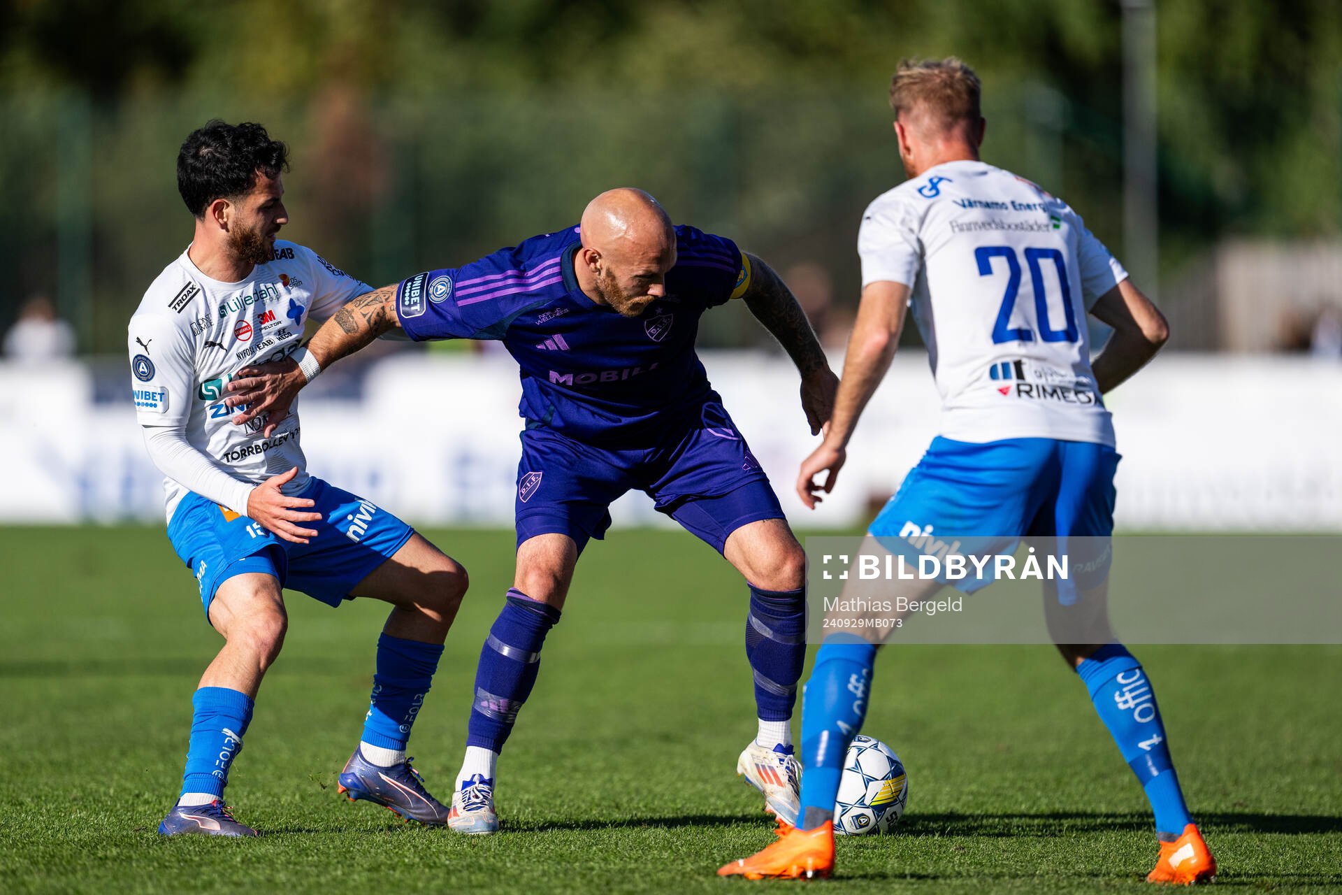 Värnamos Marco Bustos och Djurgårdens Magnus Eriksson