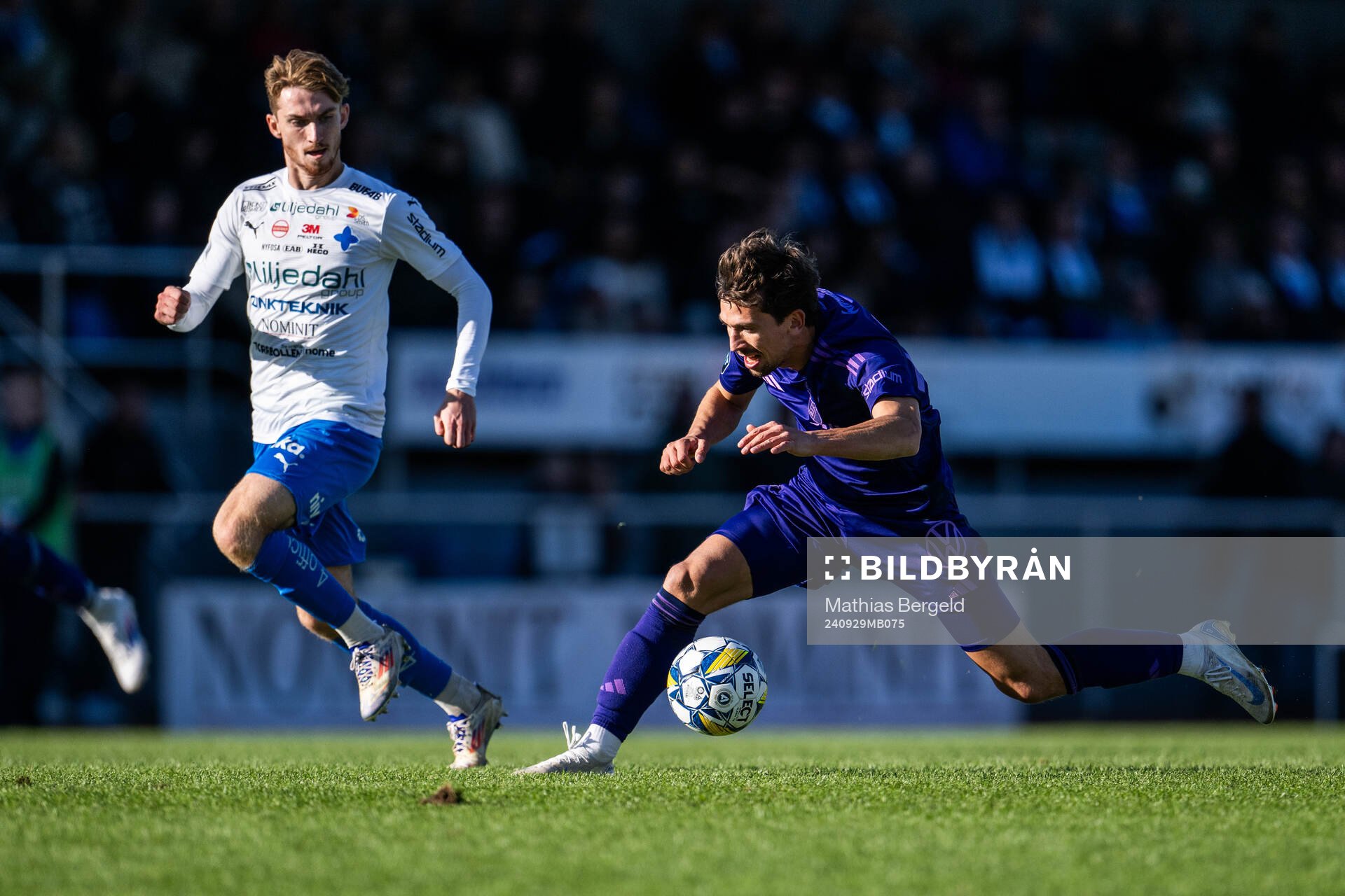 Värnamos Carl Johansson och Djurgårdens Gustav Wikheim under fotbollsmatchen i Allsvenskan mellan Värnamo och Djurgården den 29 september 2024 i Värnamo.