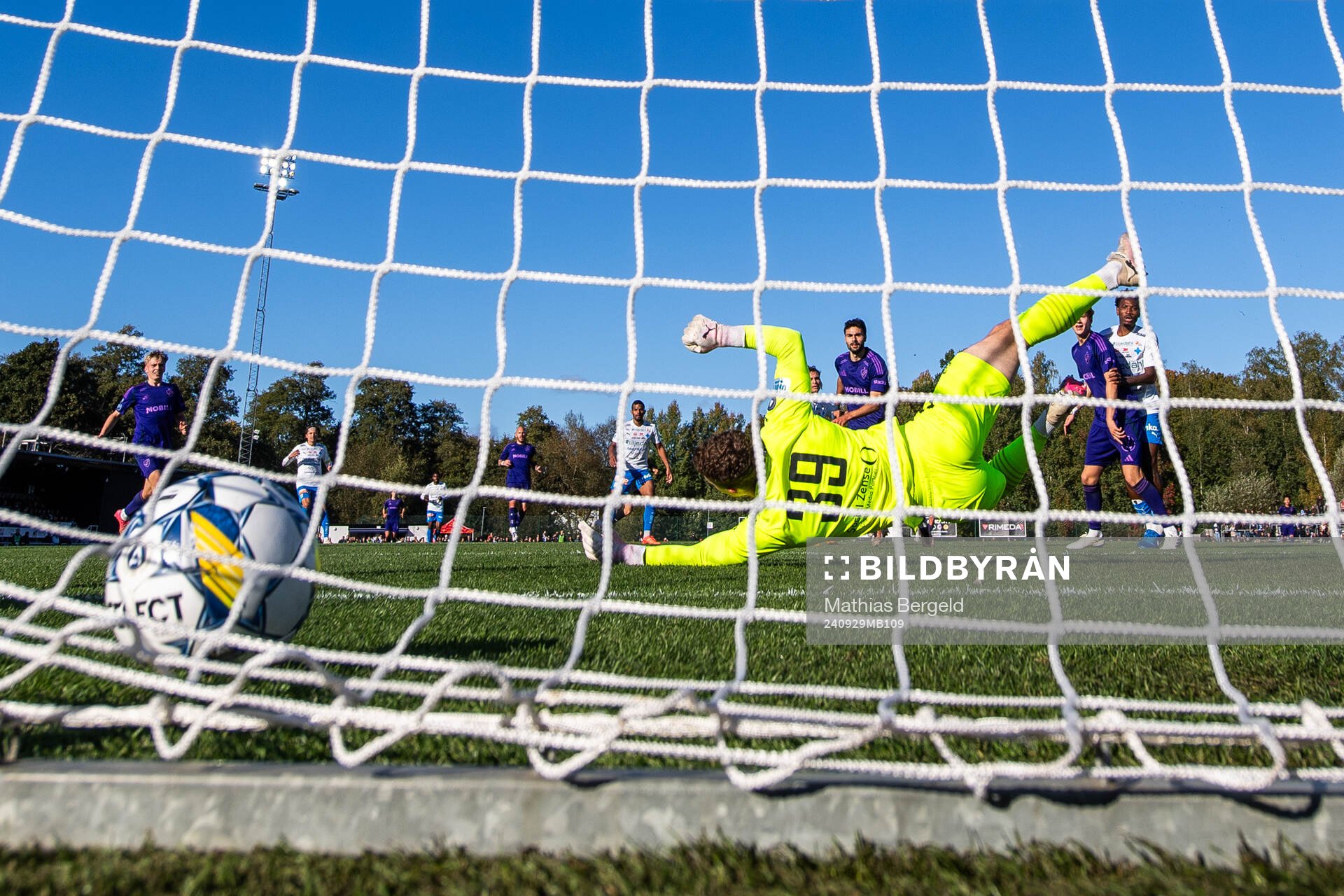 Djurgårdens Deniz Hummet gör 0-1 bakom Värnamos målvakt